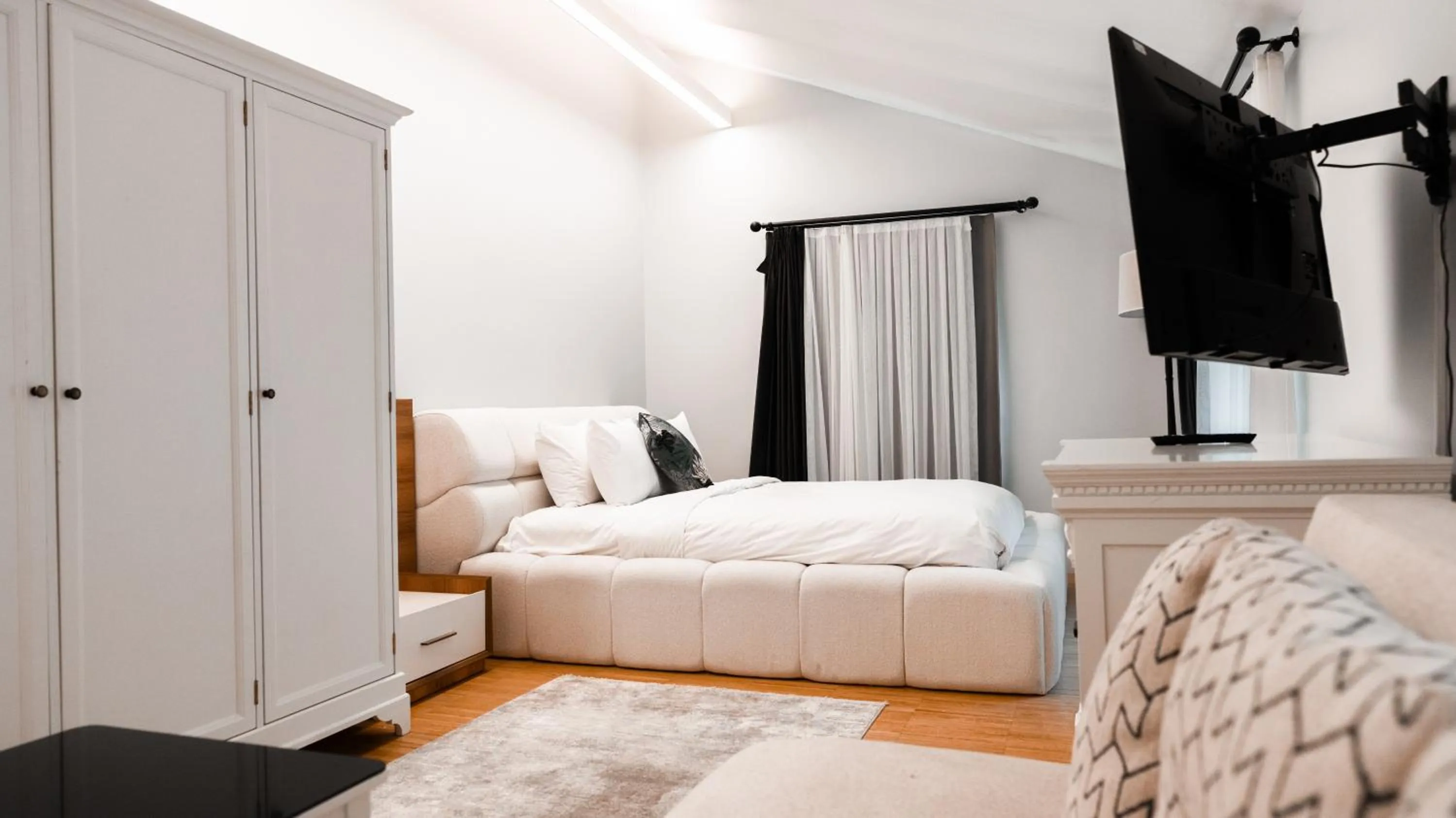 Bed in DeCamondo Residence