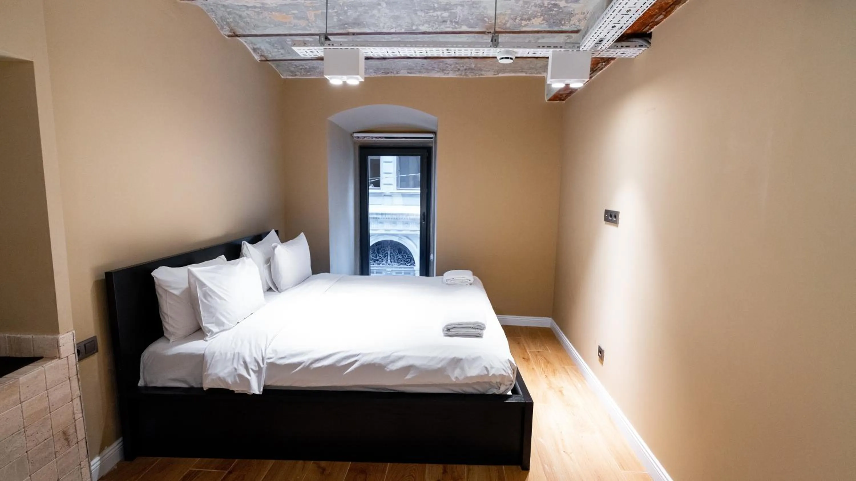 Bed in DeCamondo Residence