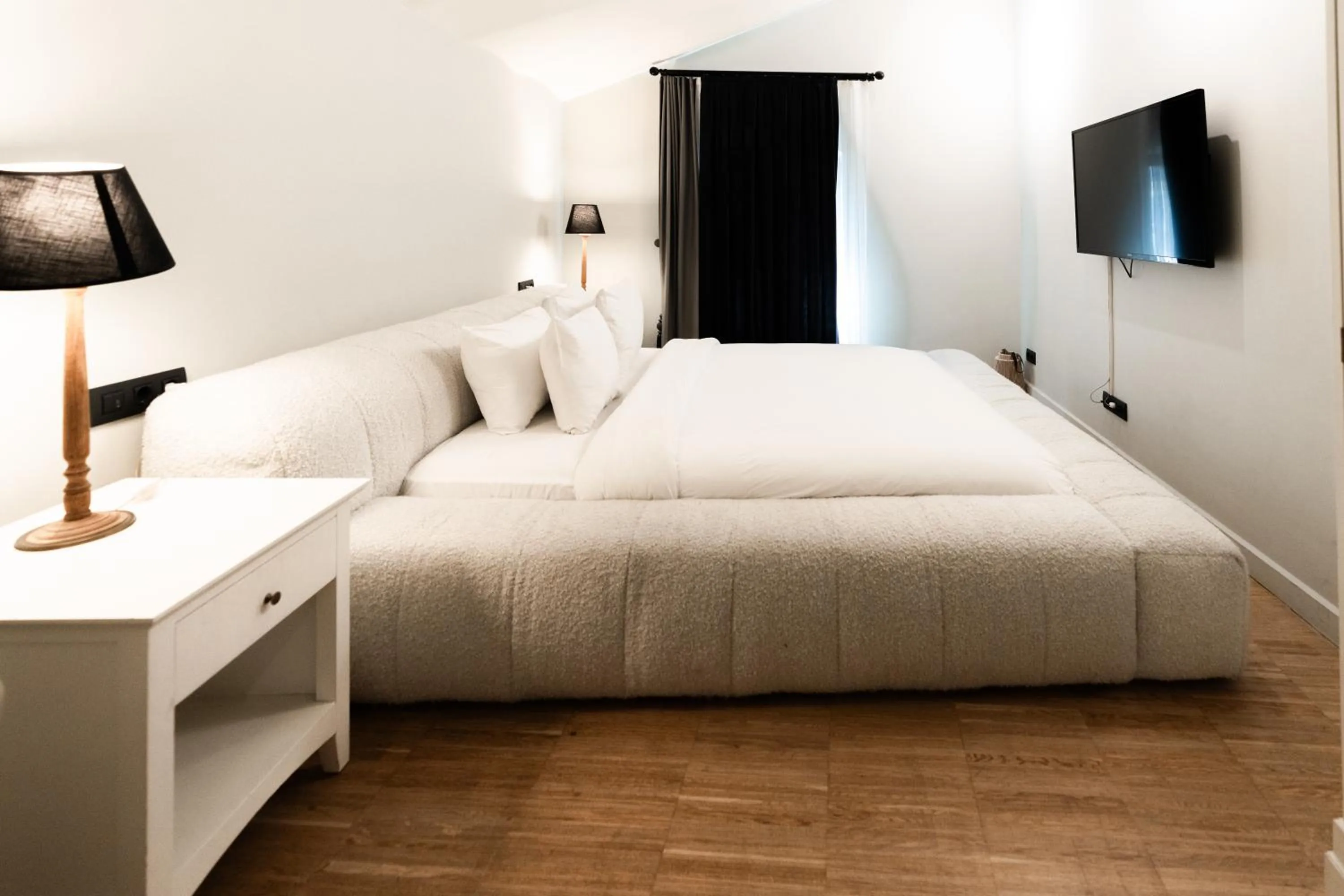 Bed in DeCamondo Residence