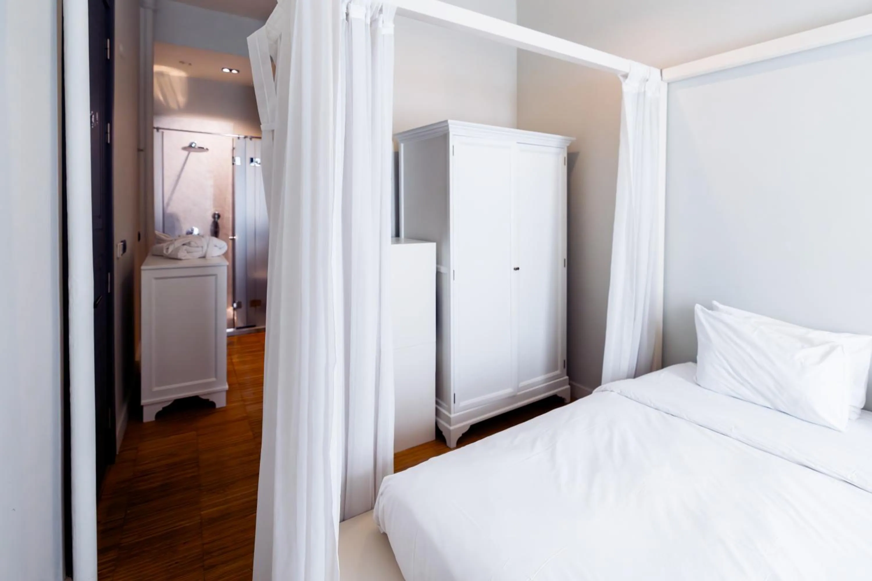 Bedroom, Bed in DeCamondo Residence