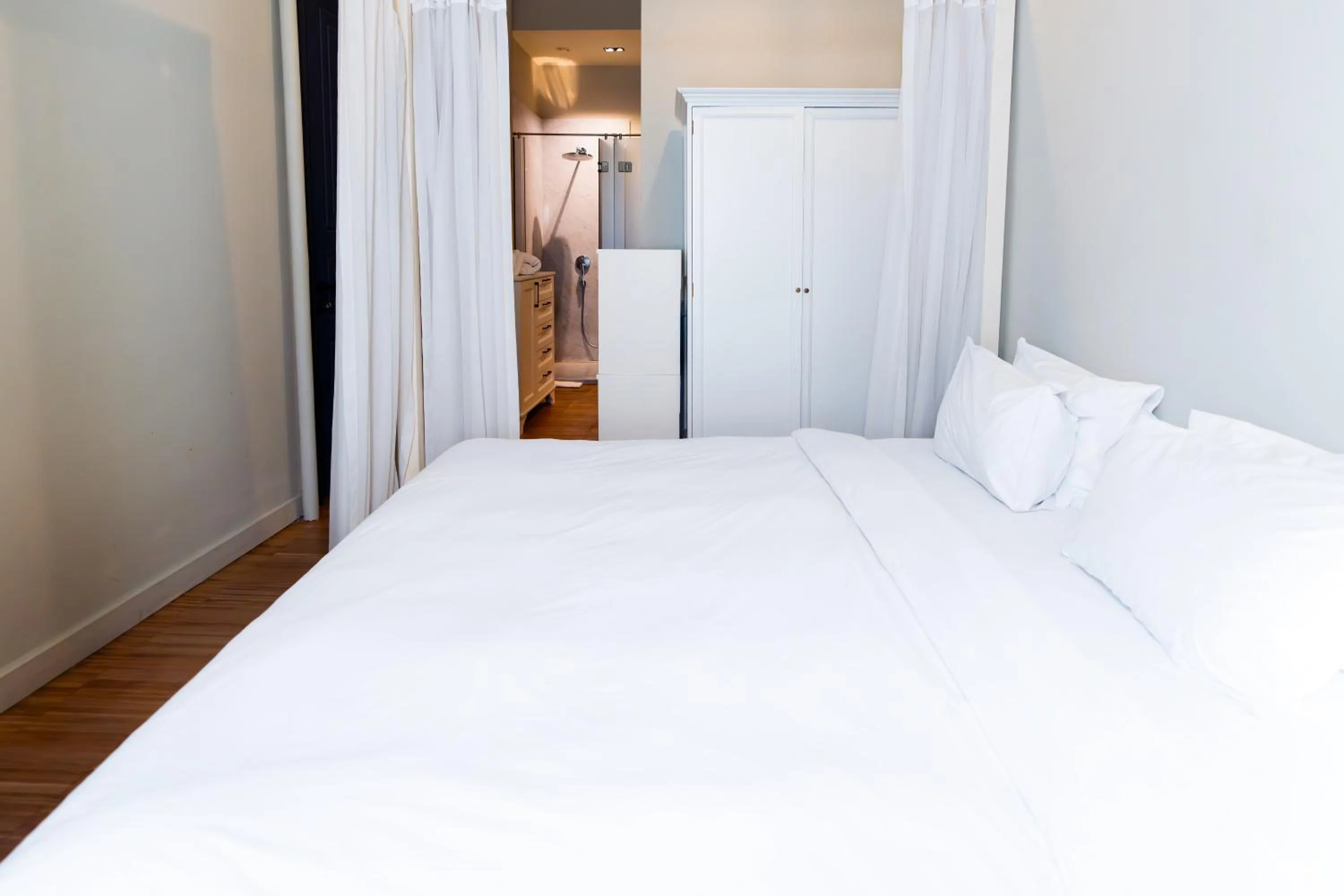 Bedroom, Bed in DeCamondo Residence