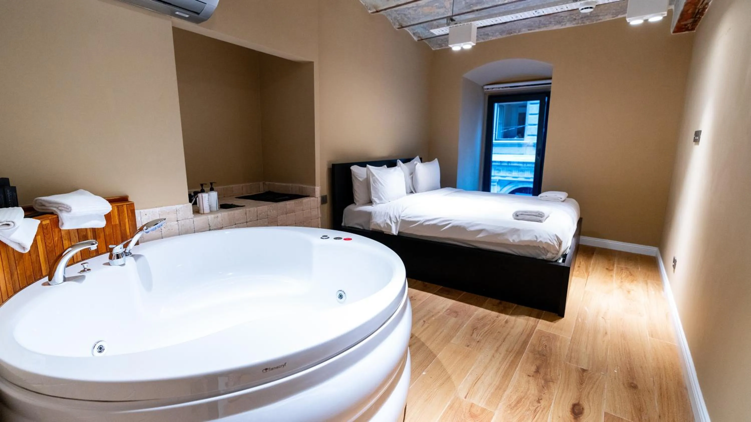 Bed in DeCamondo Residence