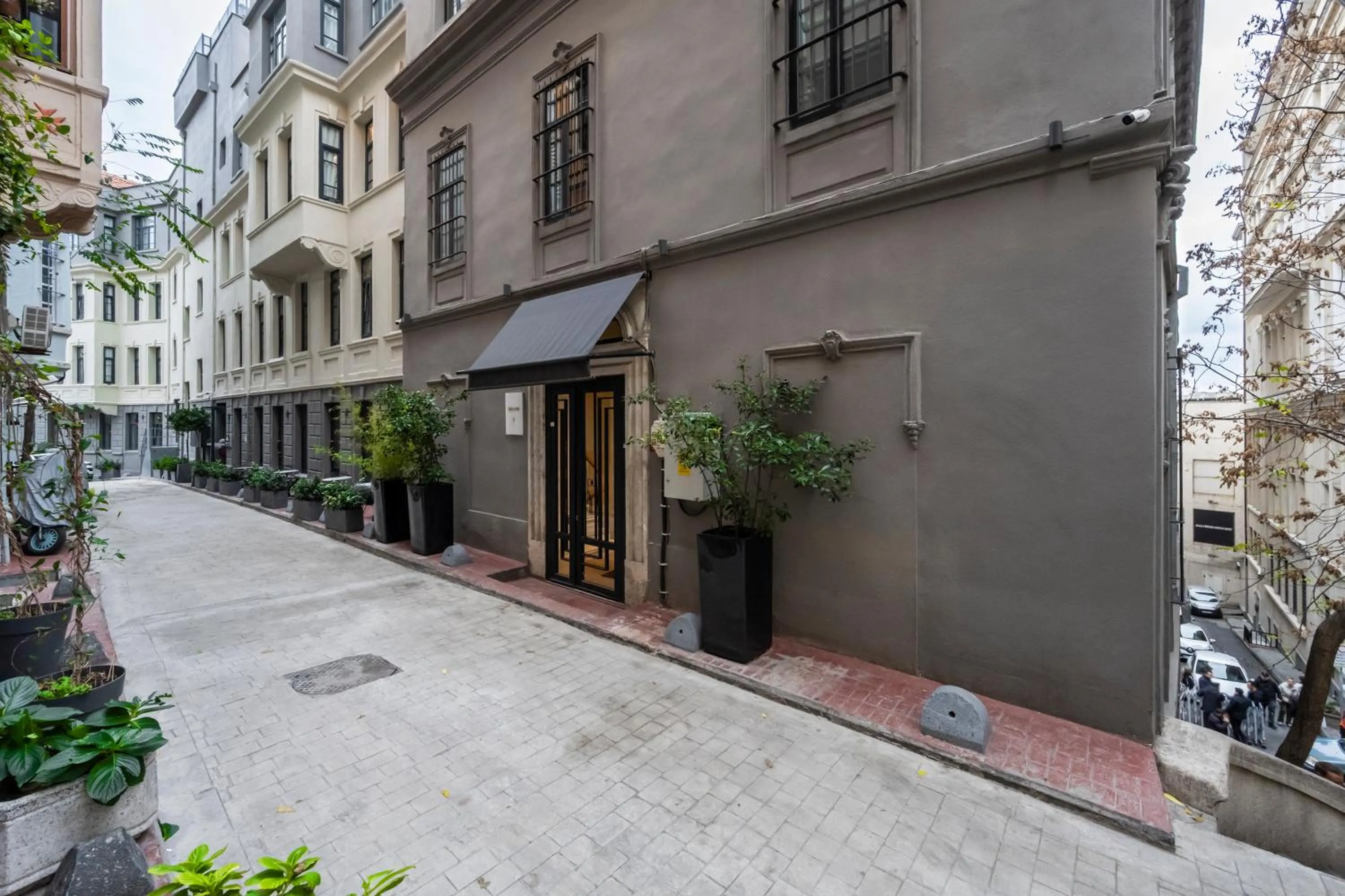 Property building in DeCamondo Residence