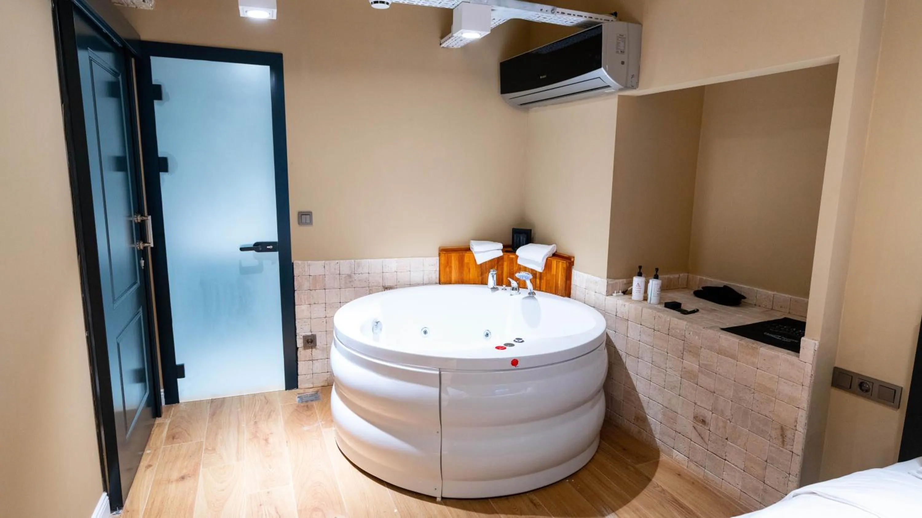 Bathroom, Bed in DeCamondo Residence