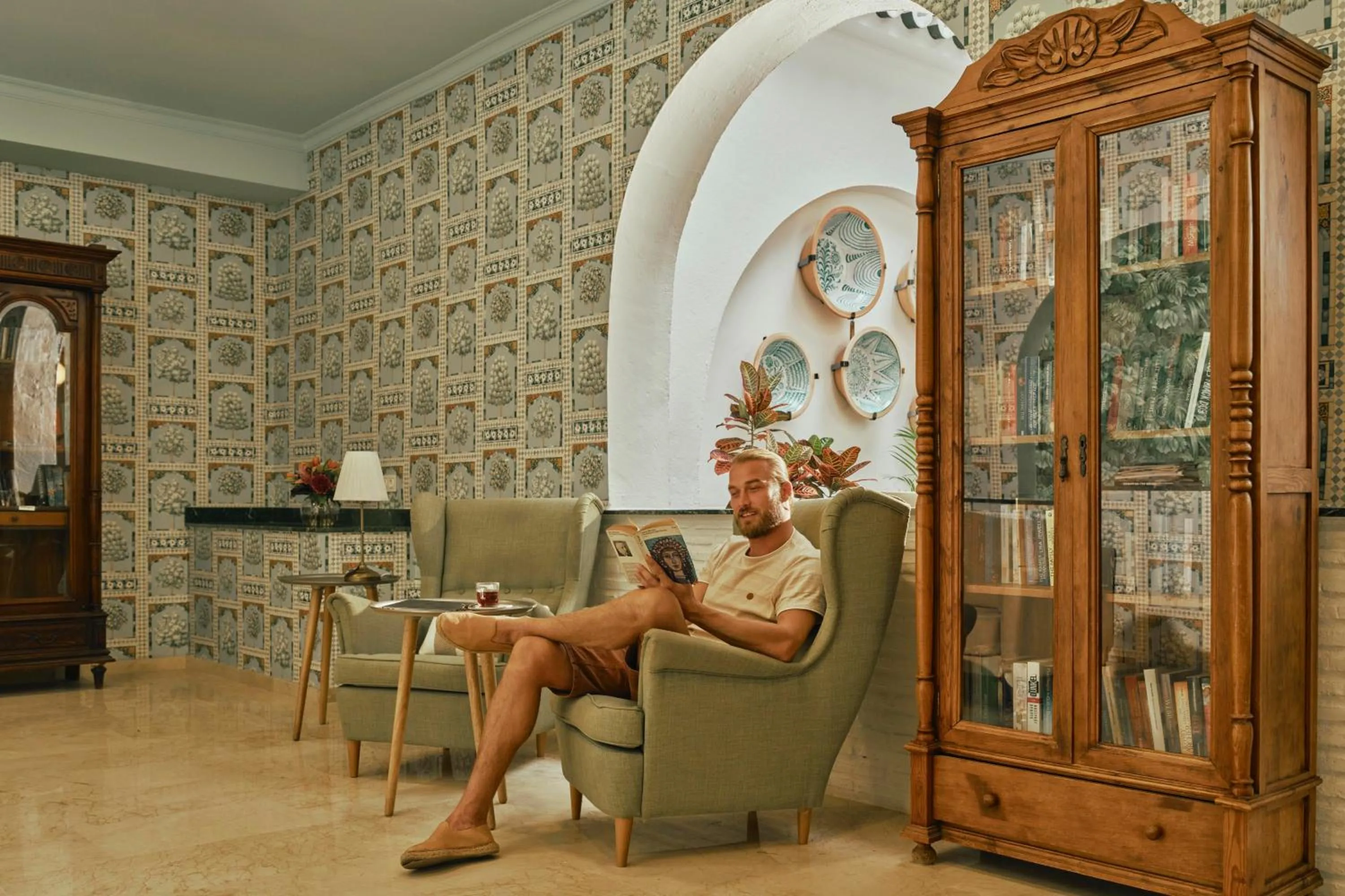 Library in Beneste Villa Flamenca Hotel