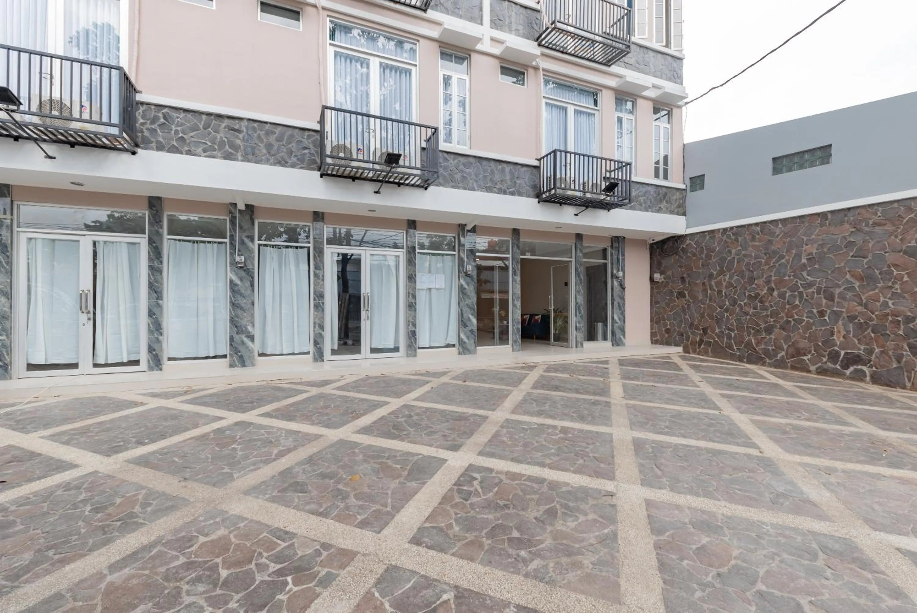 Property building in RedDoorz Plus near Surapati Core