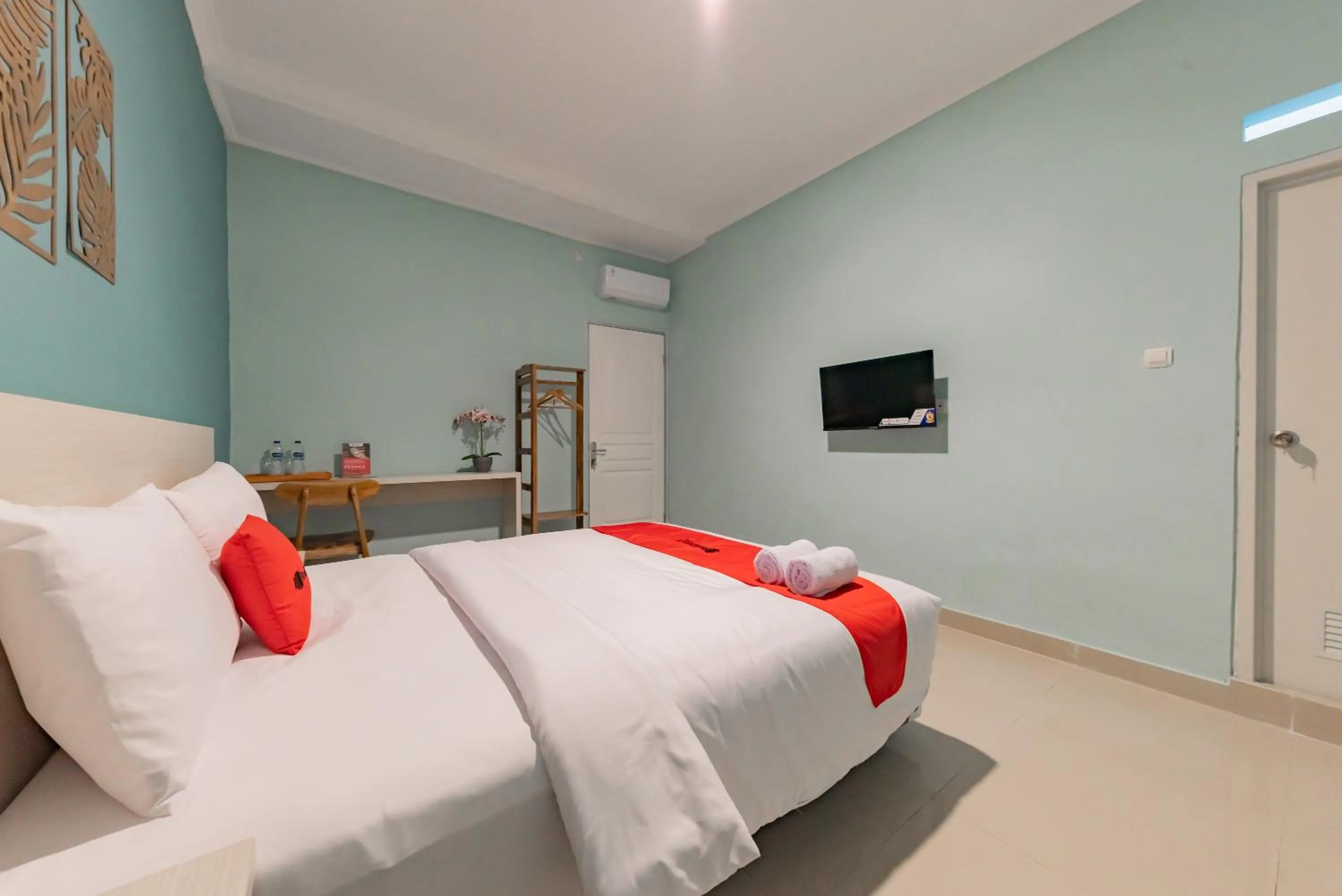 Bedroom, Bed in RedDoorz Plus near Surapati Core