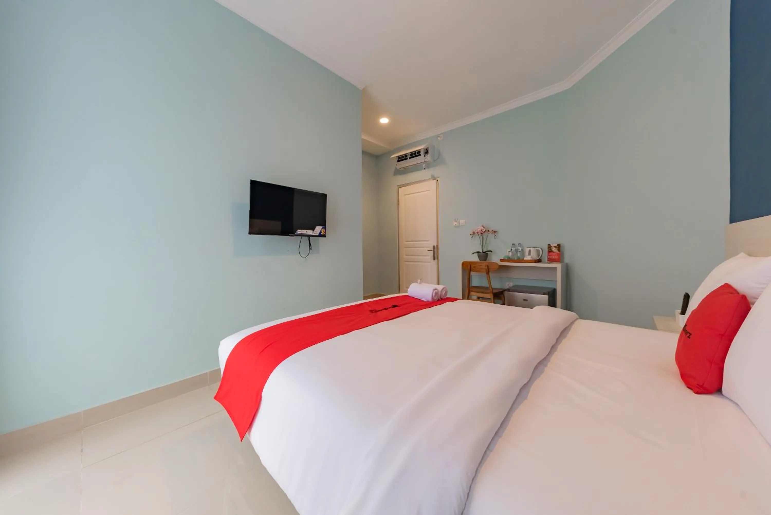 Bedroom, Bed in RedDoorz Plus near Surapati Core