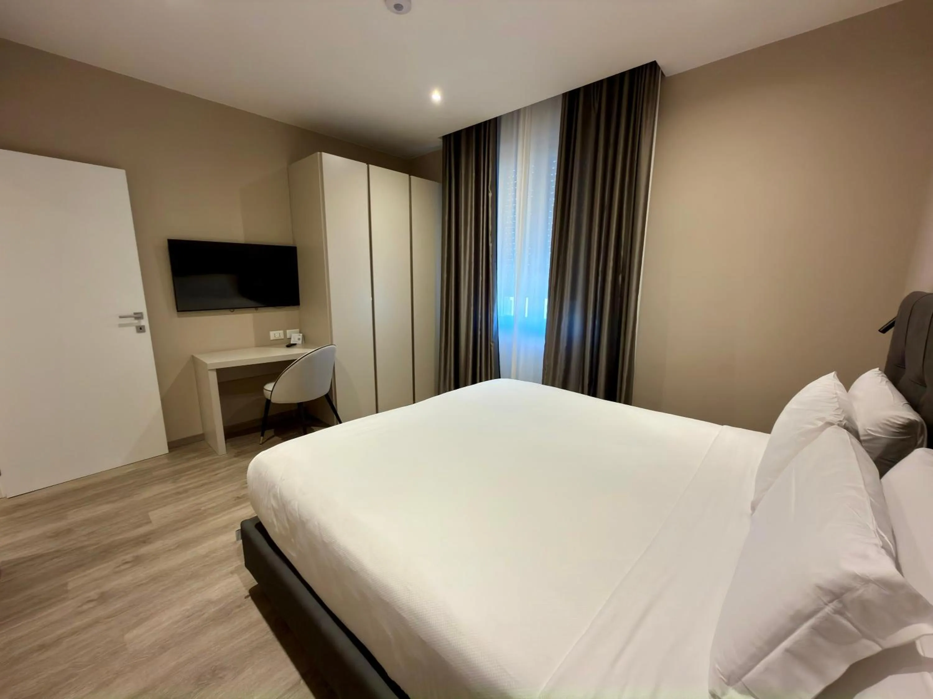 Bedroom, Bed in Vi Suites