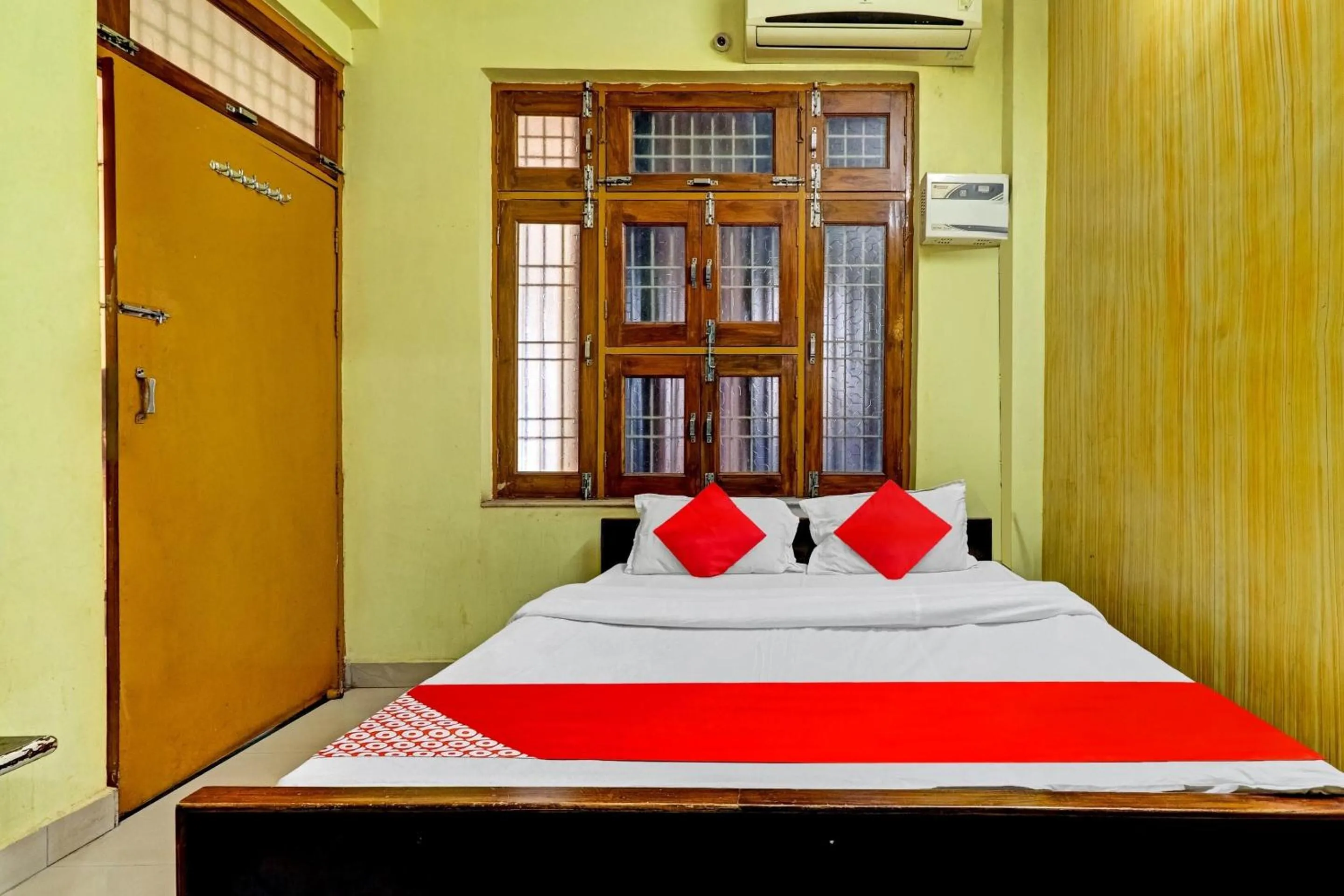 Bedroom in Hotel O Royal