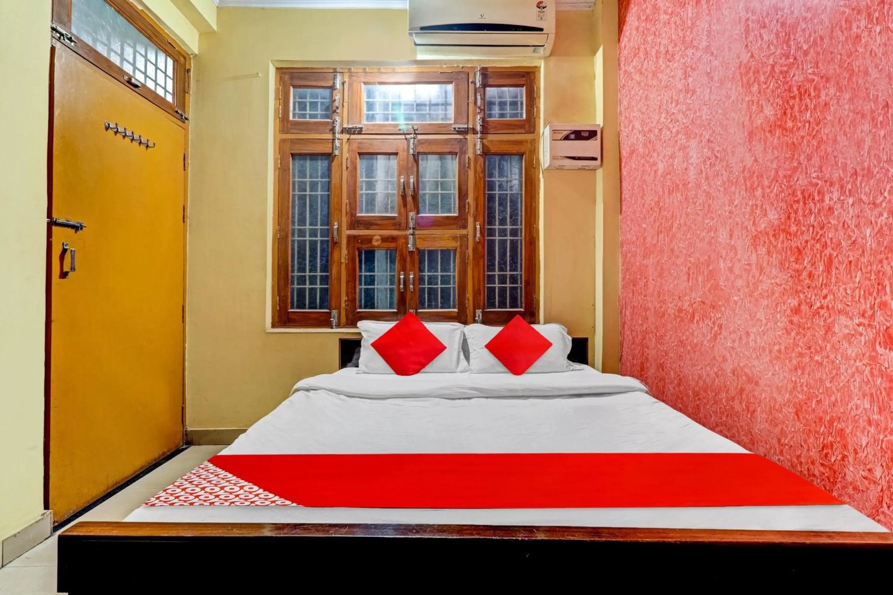 Bedroom in Hotel O Royal