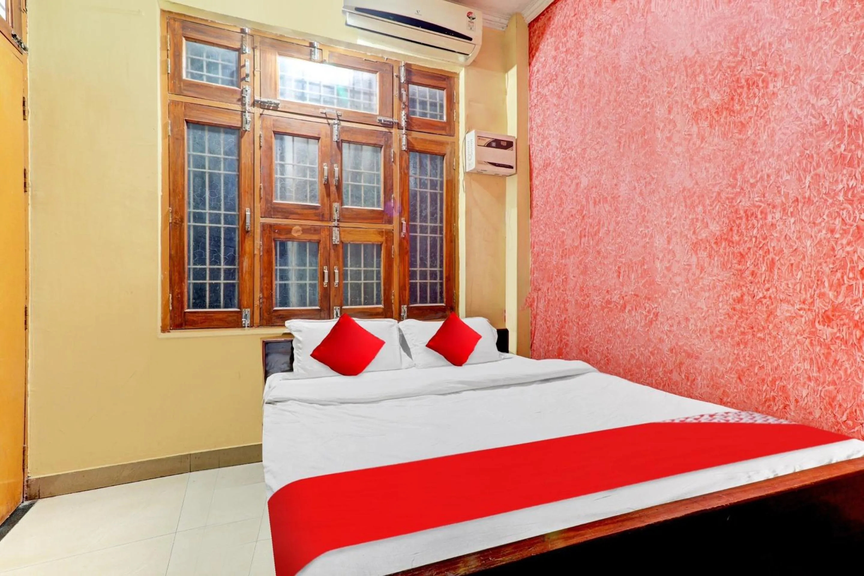 Bedroom in Hotel O Royal