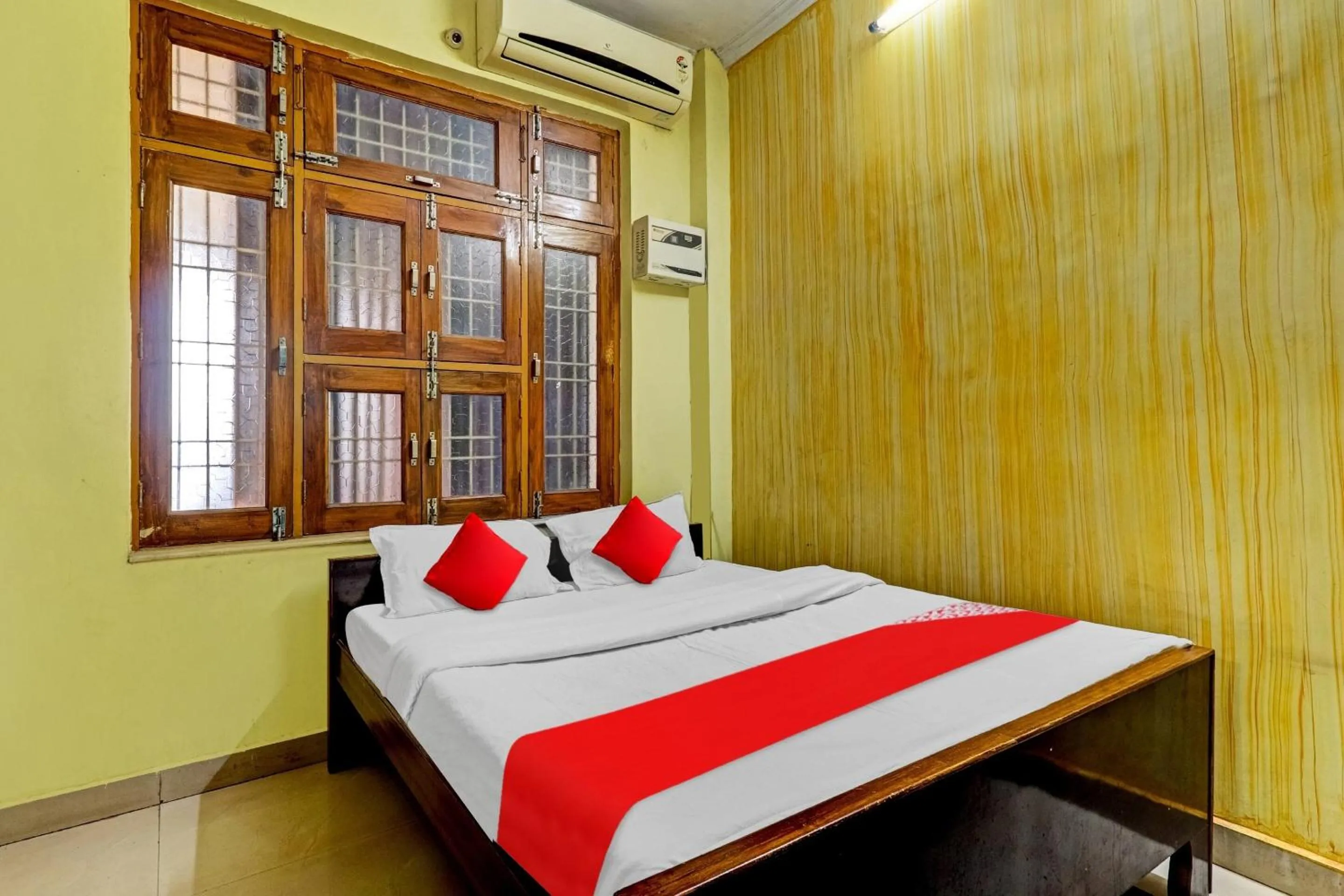 Bedroom in Hotel O Royal