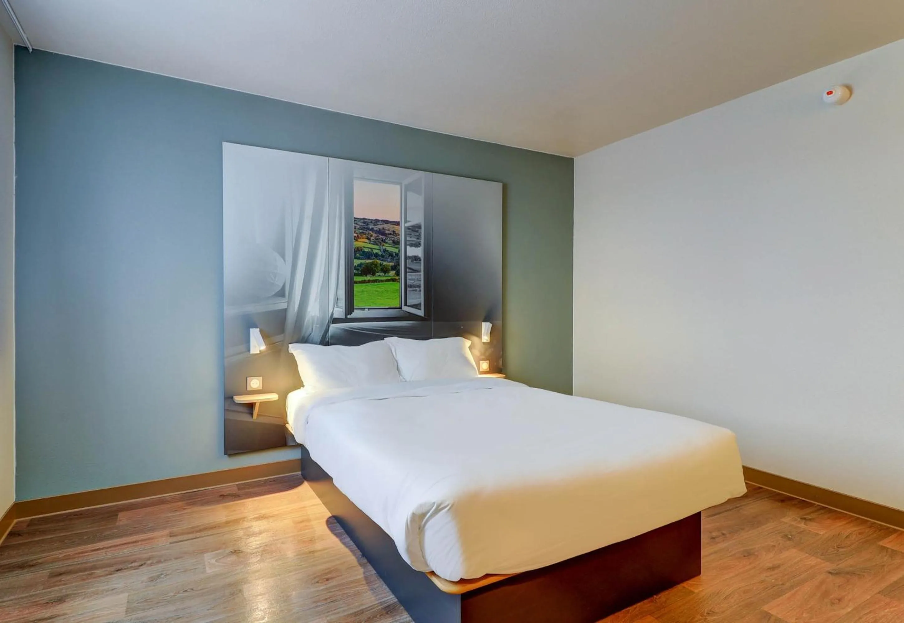 Bedroom, Bed in B&B HOTEL Le Creusot Montchanin