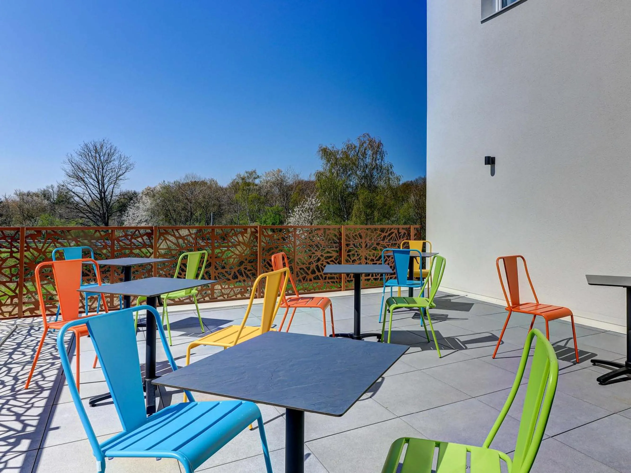 Patio in B&B HOTEL Le Creusot Montchanin