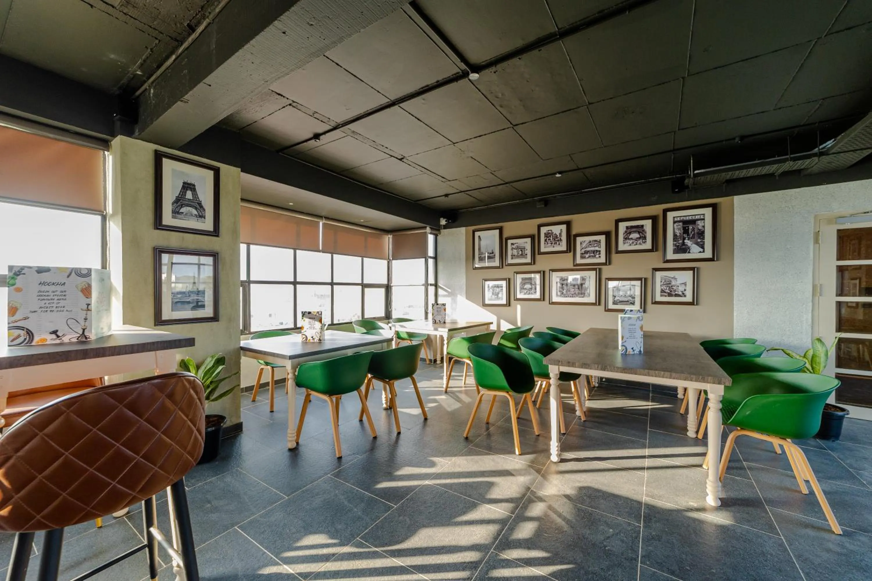 Restaurant/places to eat in De Fleur Hotel