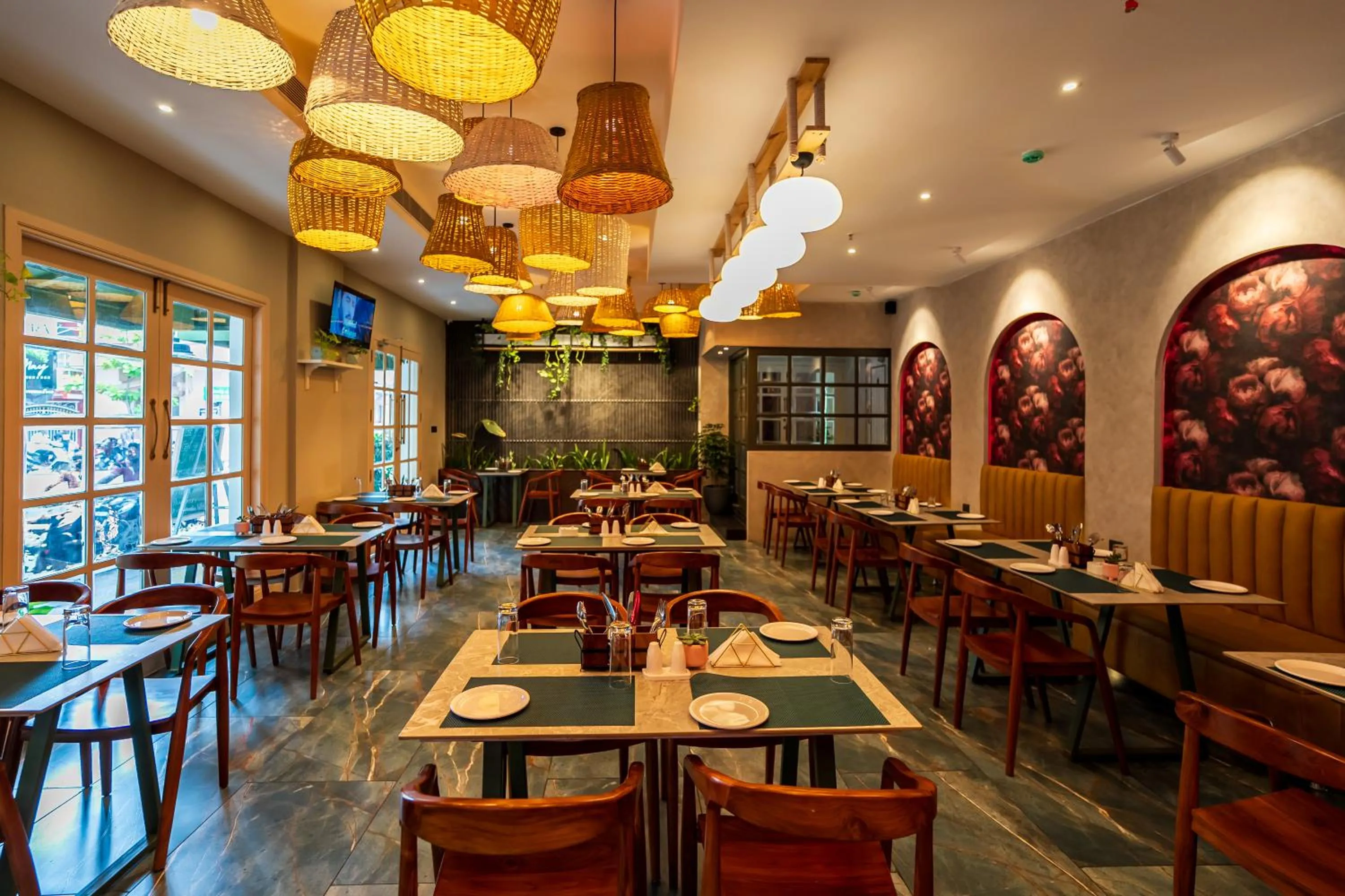 Restaurant/places to eat in De Fleur Hotel