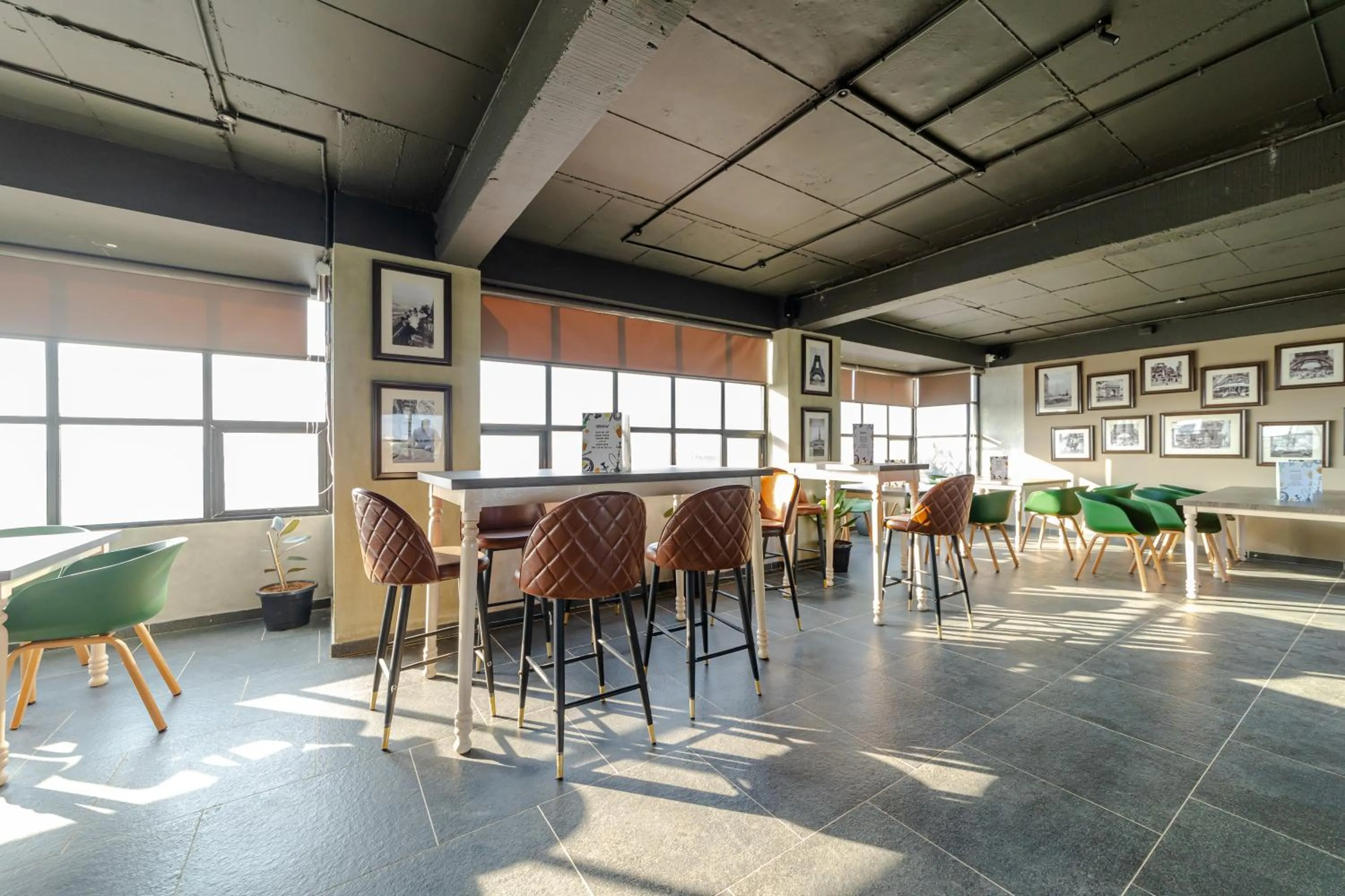 Restaurant/places to eat in De Fleur Hotel