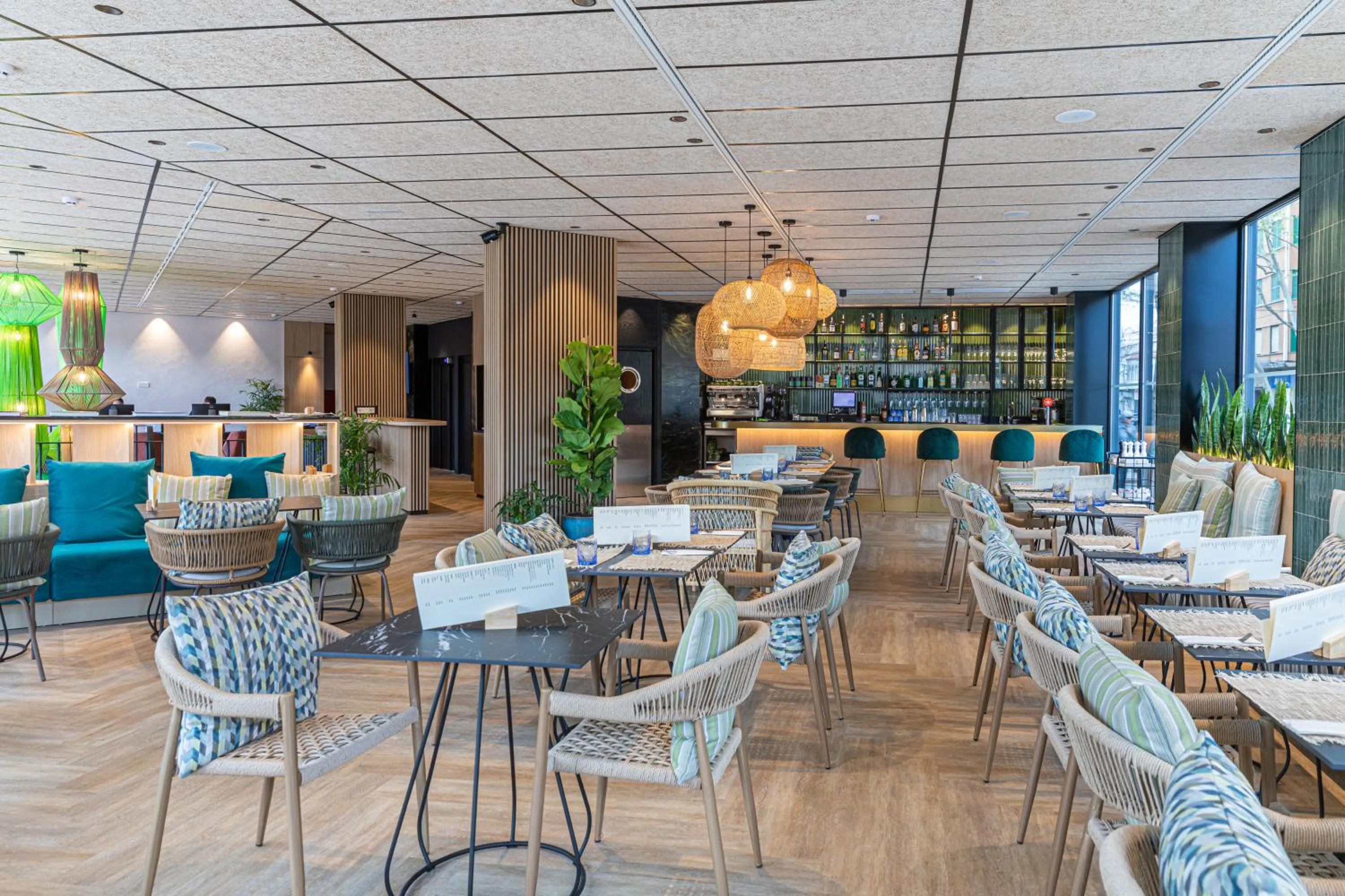 Restaurant/places to eat in JS Palma Plaza