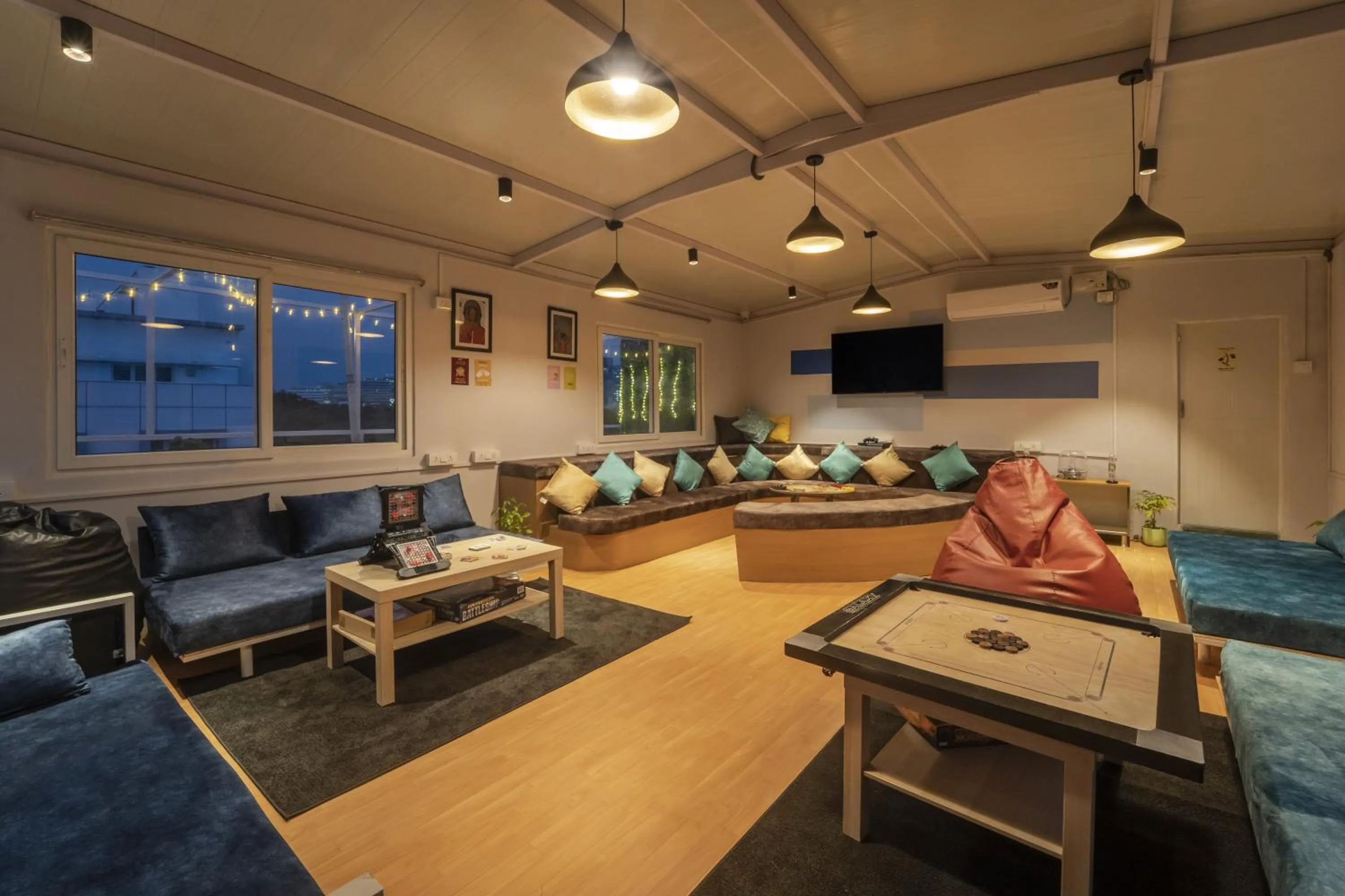 Communal lounge/ TV room in Zostel Hyderabad