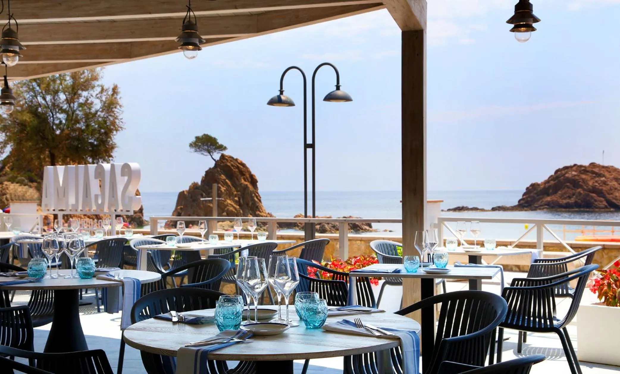 Restaurant/places to eat in Golden Mar Menuda