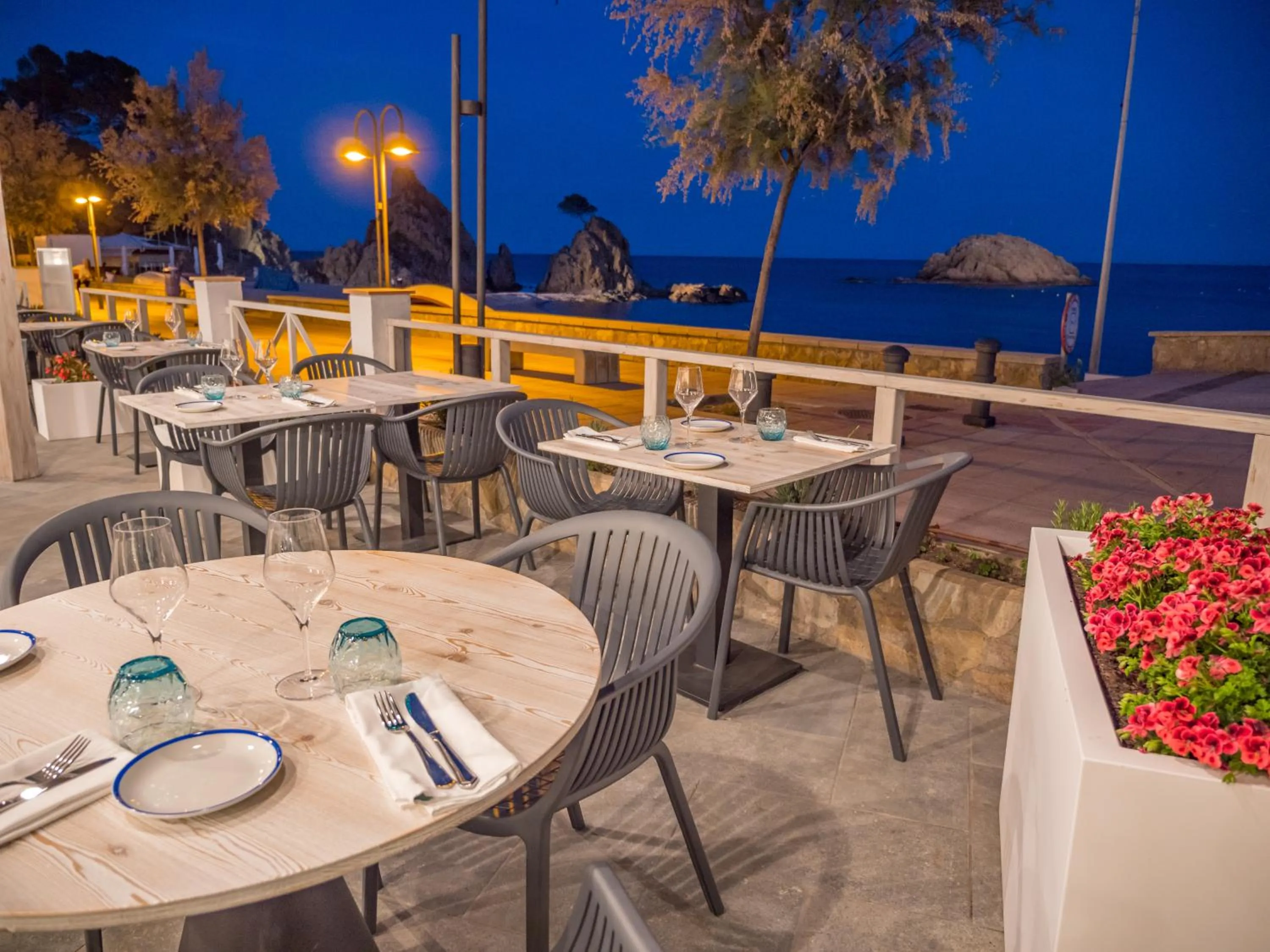 Restaurant/places to eat in Golden Mar Menuda