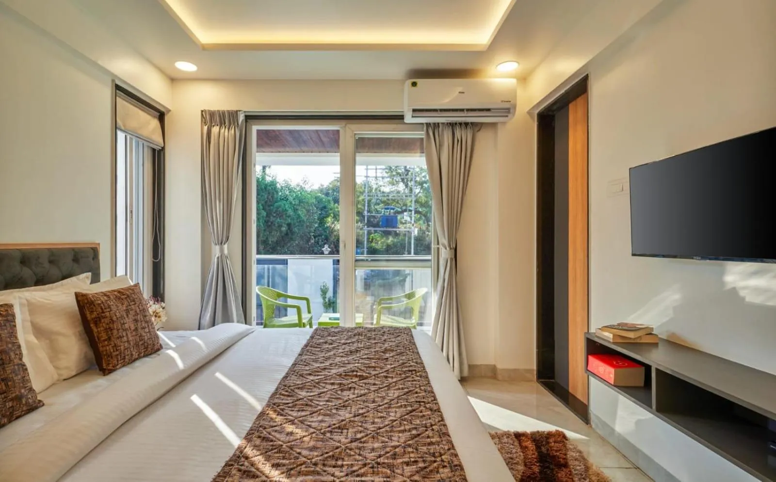 Bed in Drizzle Resort with Swimming pool Near Maapro Garden