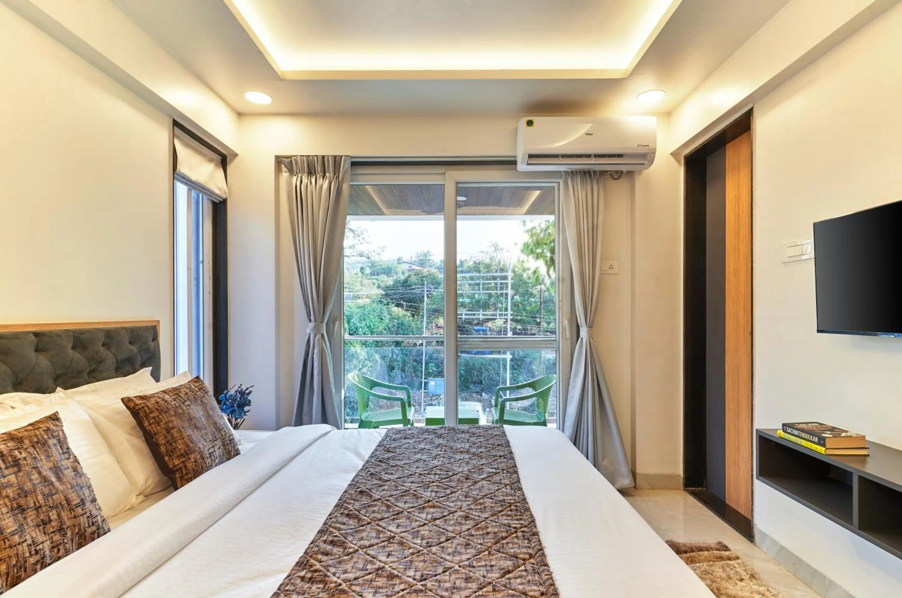 Photo of the whole room, Bed in Drizzle Resort with Swimming pool Near Maapro Garden