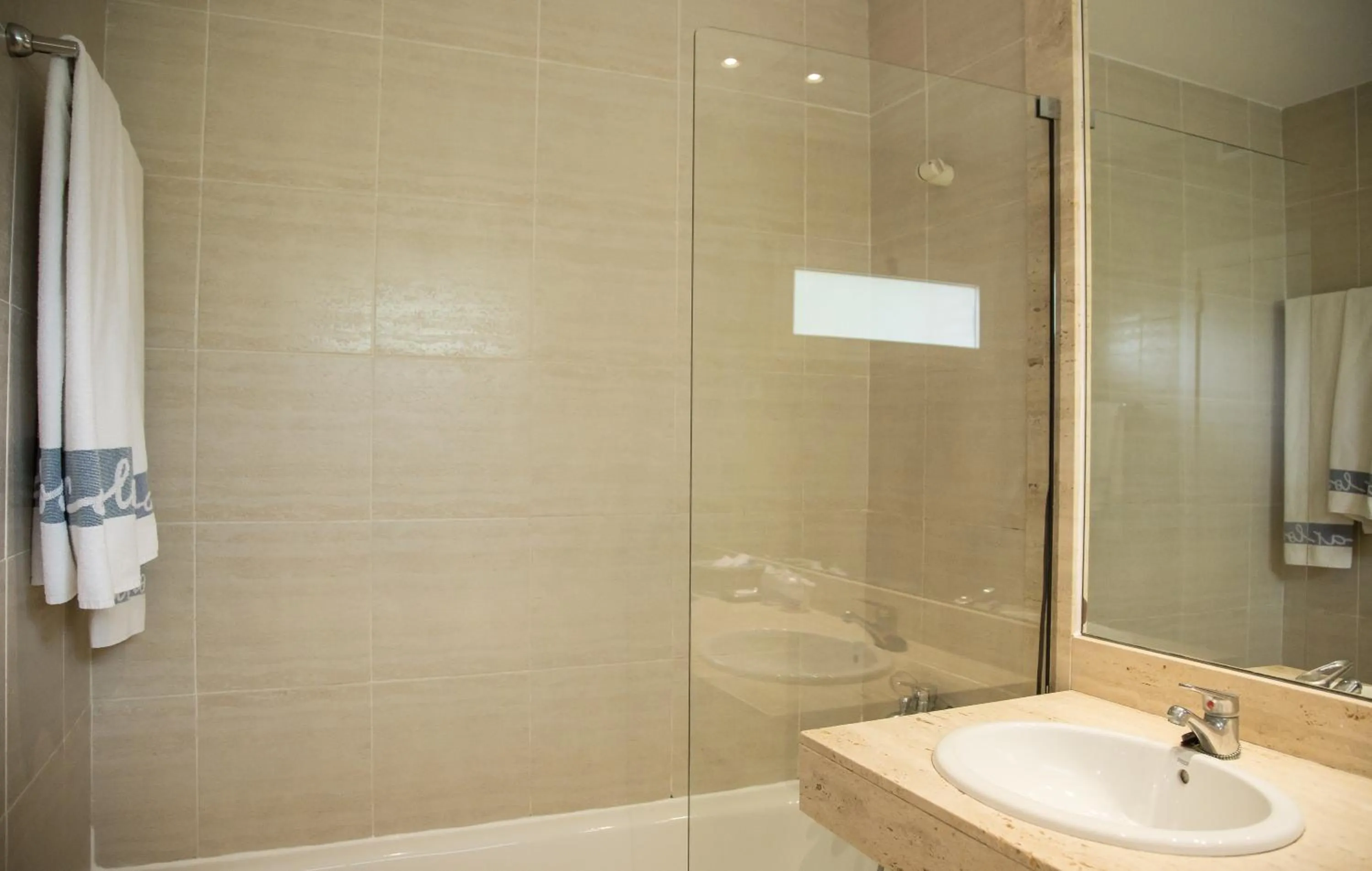 Shower in Carlos III