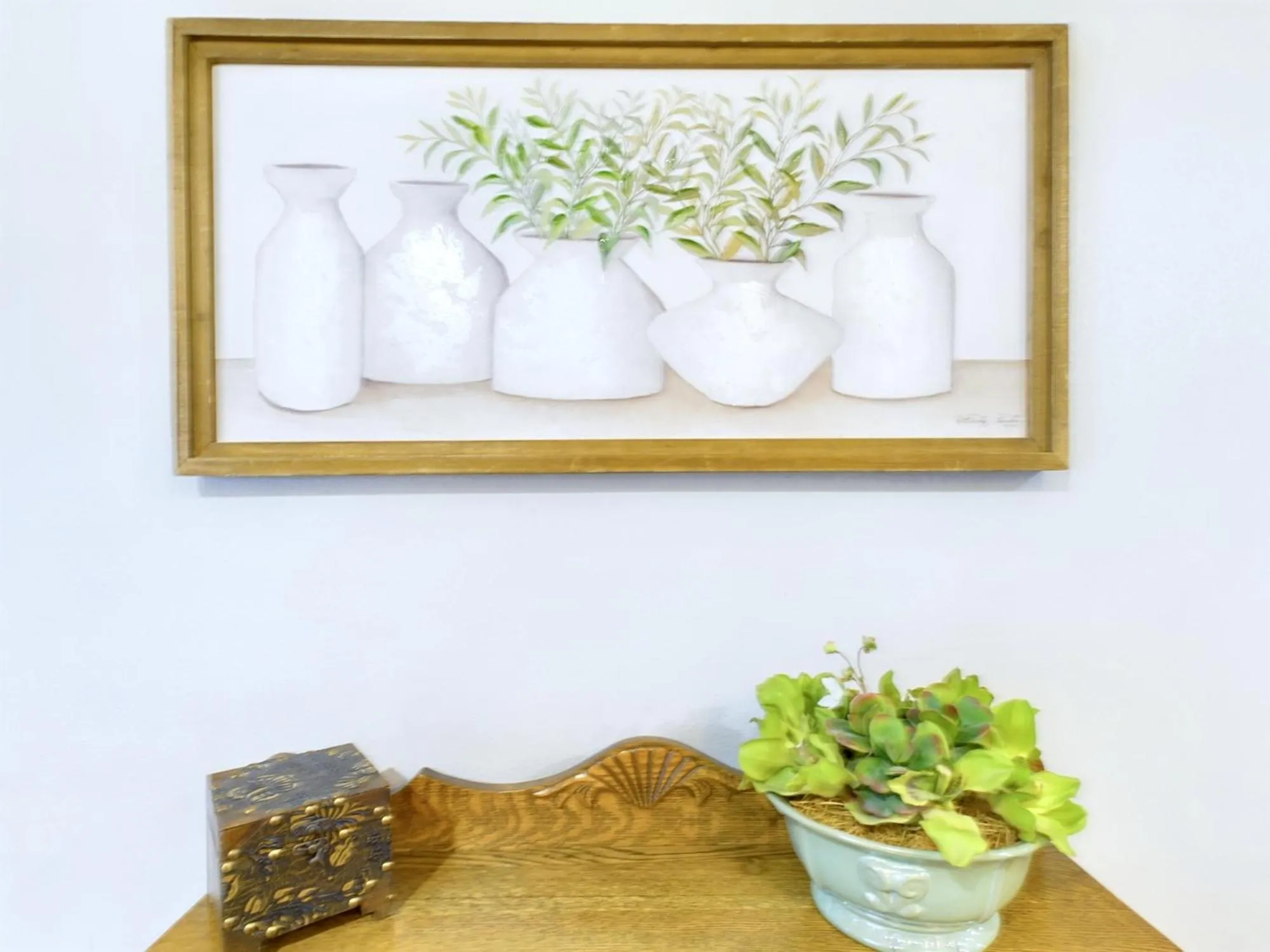 Decorative detail in Beautiful Country Apartment, AC, Pickleball, Billiards, Playground, Gardens