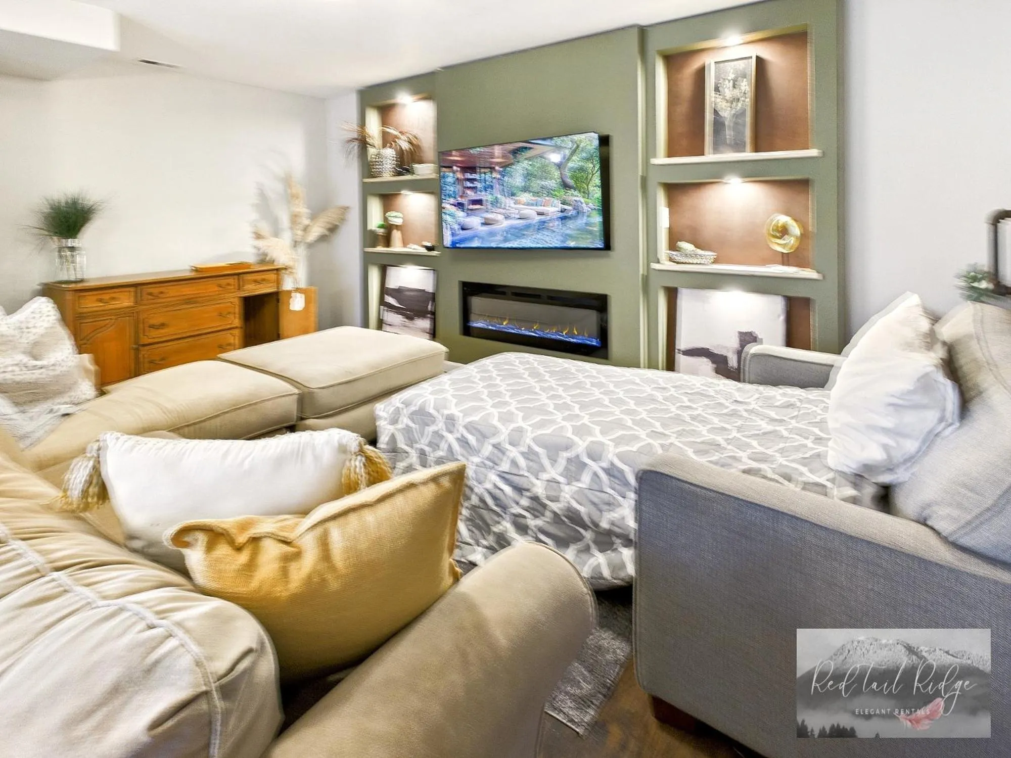 Communal lounge/ TV room in Beautiful Country Apartment, AC, Pickleball, Billiards, Playground, Gardens