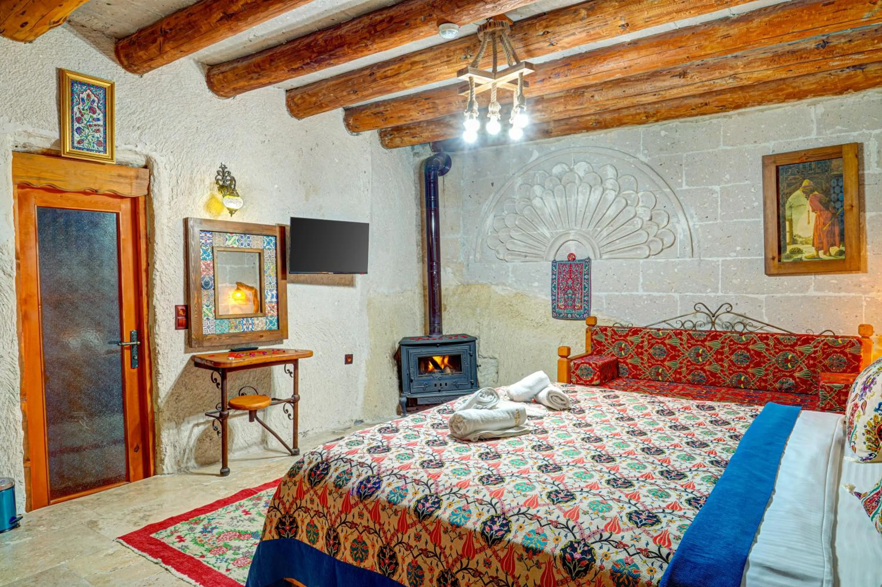 Photo of the whole room, Bed in Atax Cave House