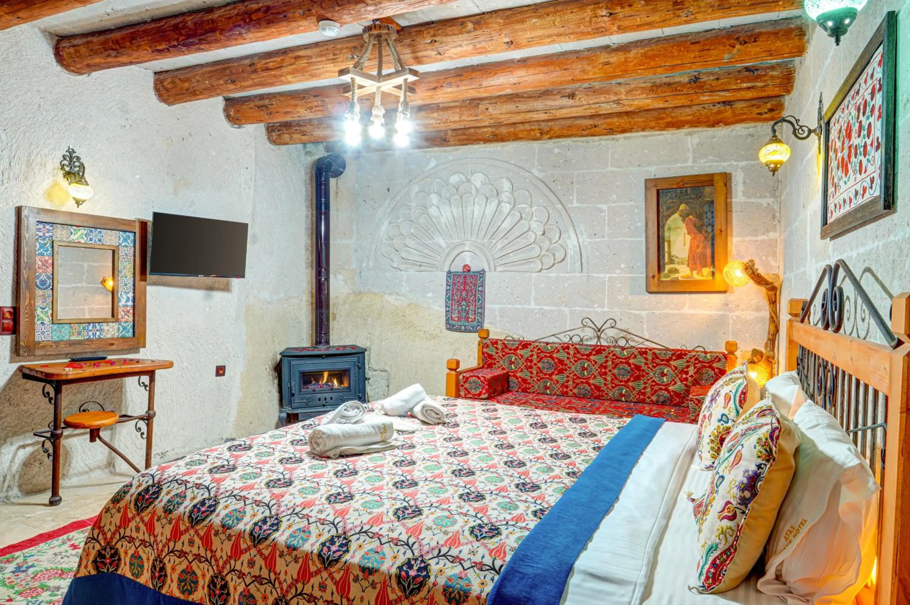Photo of the whole room, Bed in Atax Cave House