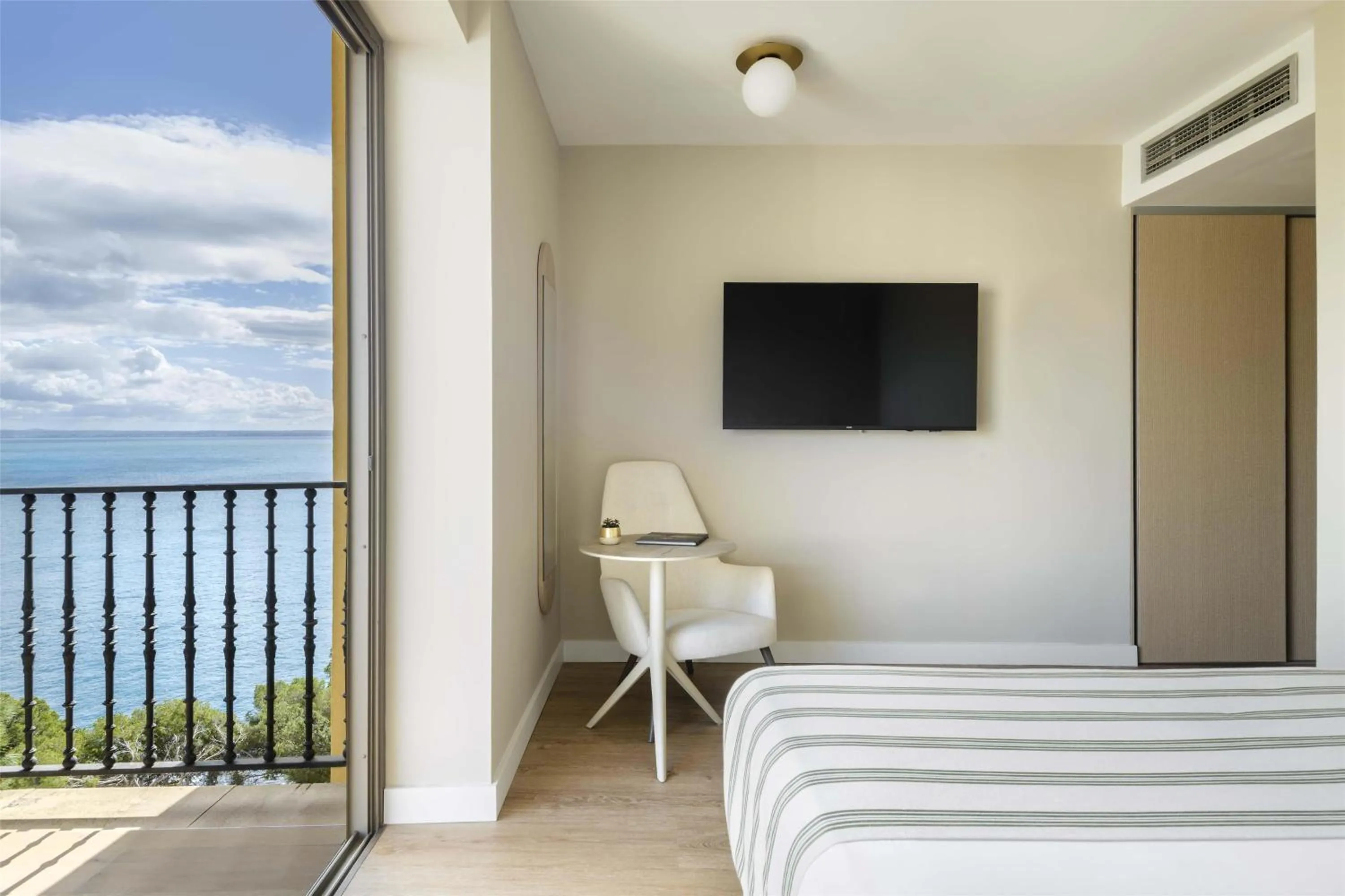 Bedroom, Bed in Barceló Illetas Albatros - Adults Only