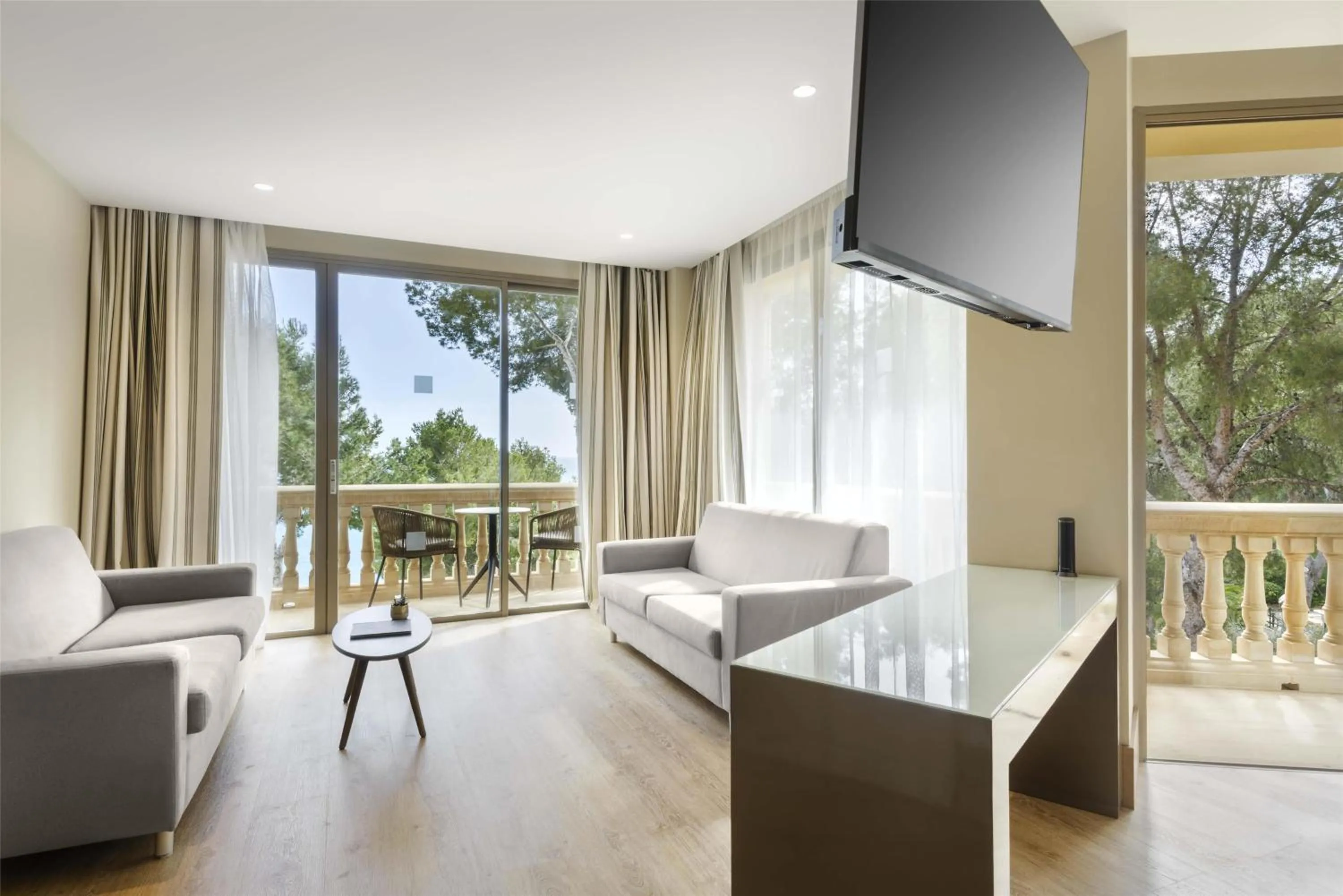 Photo of the whole room in Barceló Illetas Albatros - Adults Only