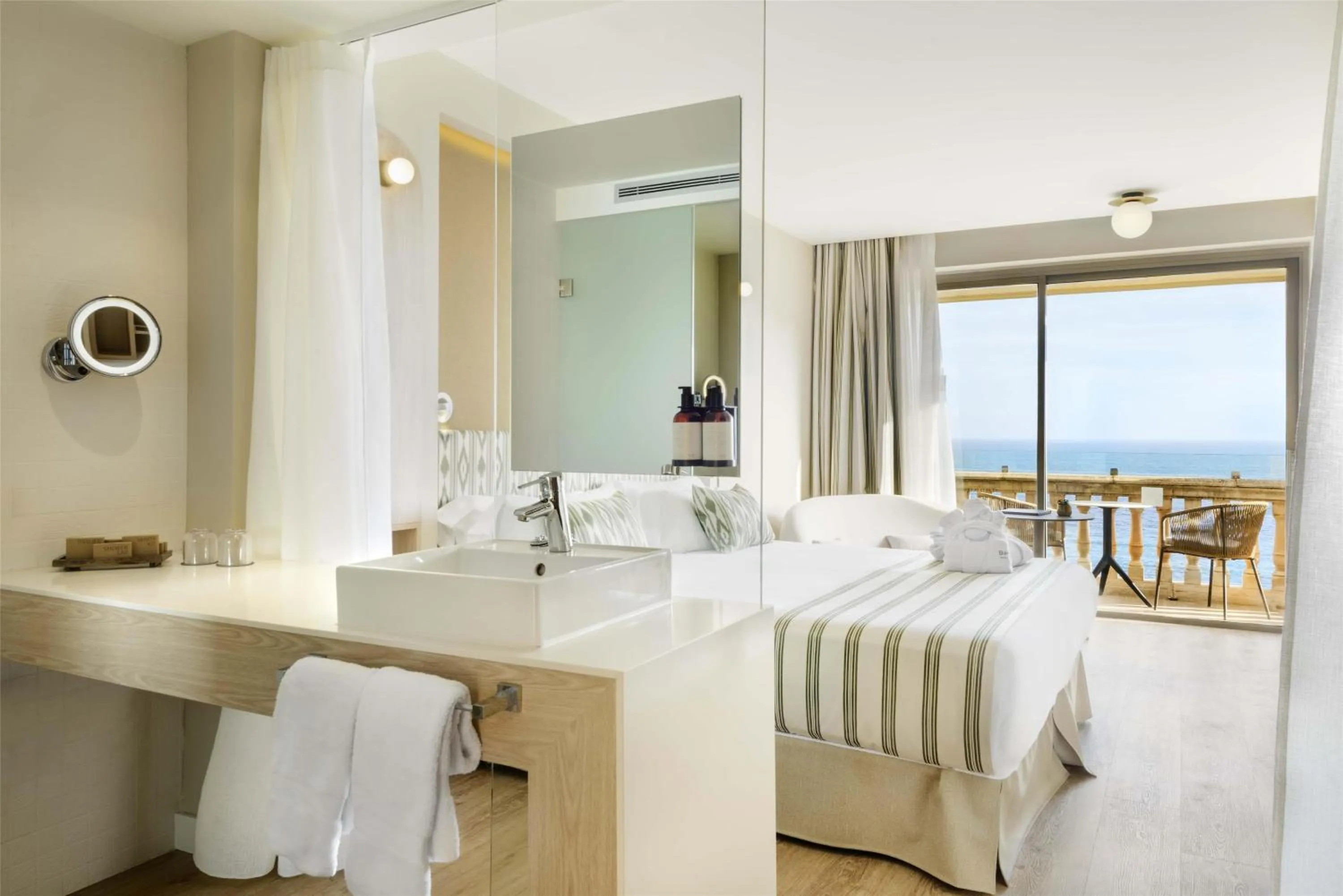 Bathroom, Bed in Barceló Illetas Albatros - Adults Only