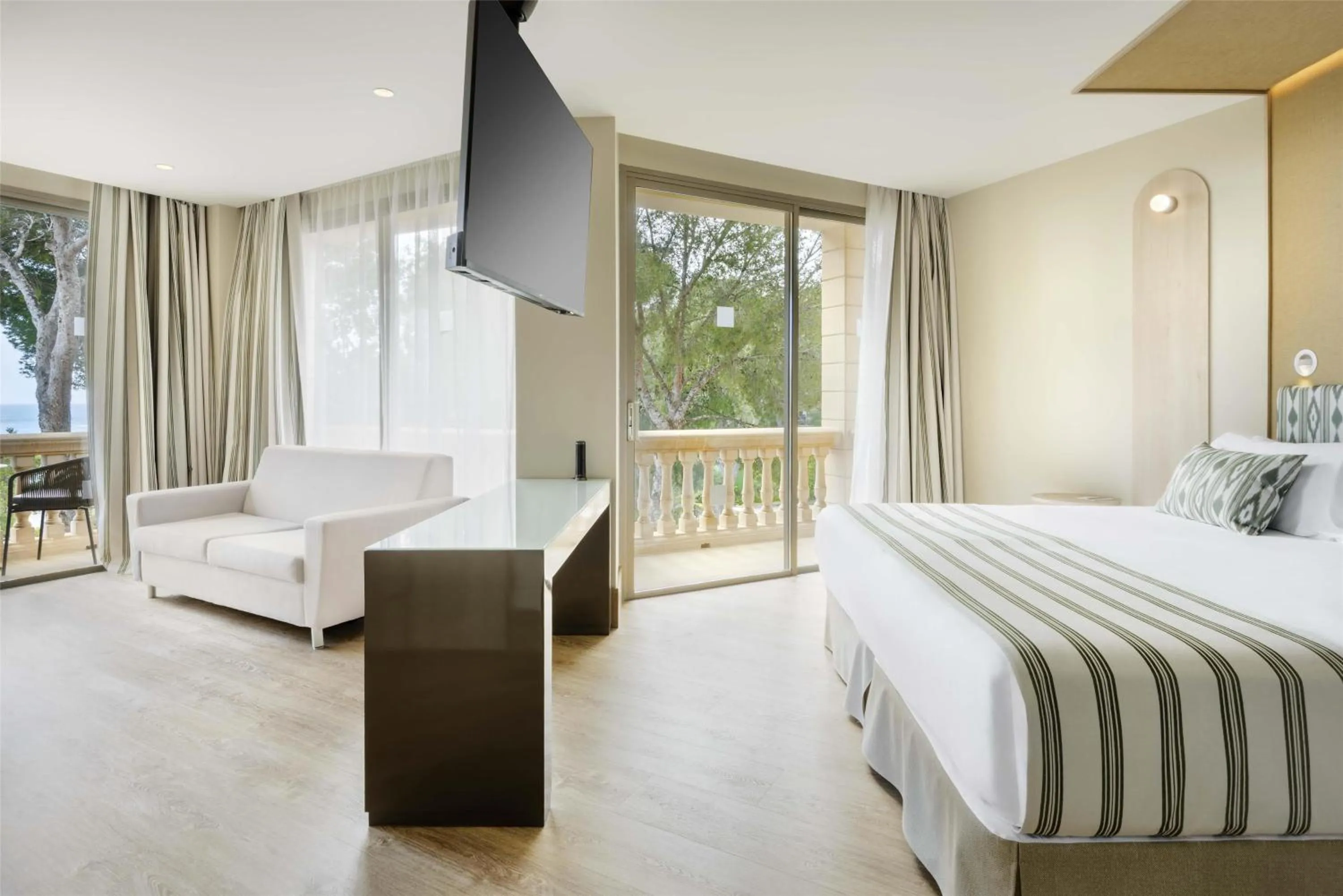 Photo of the whole room, Bed in Barceló Illetas Albatros - Adults Only