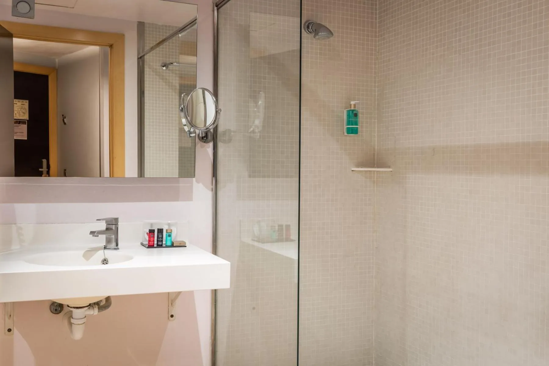 Bathroom in Hotel Madanis