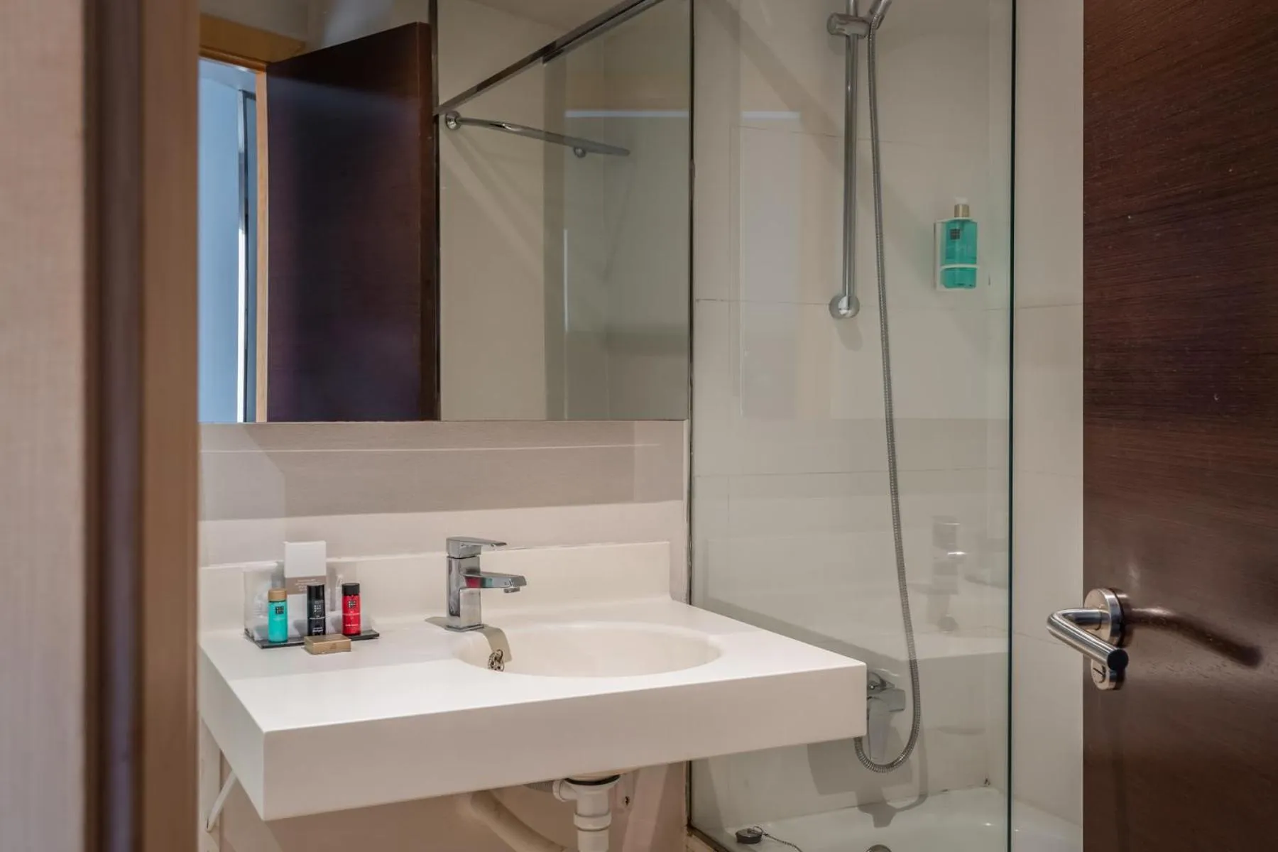 Bathroom in Hotel Madanis