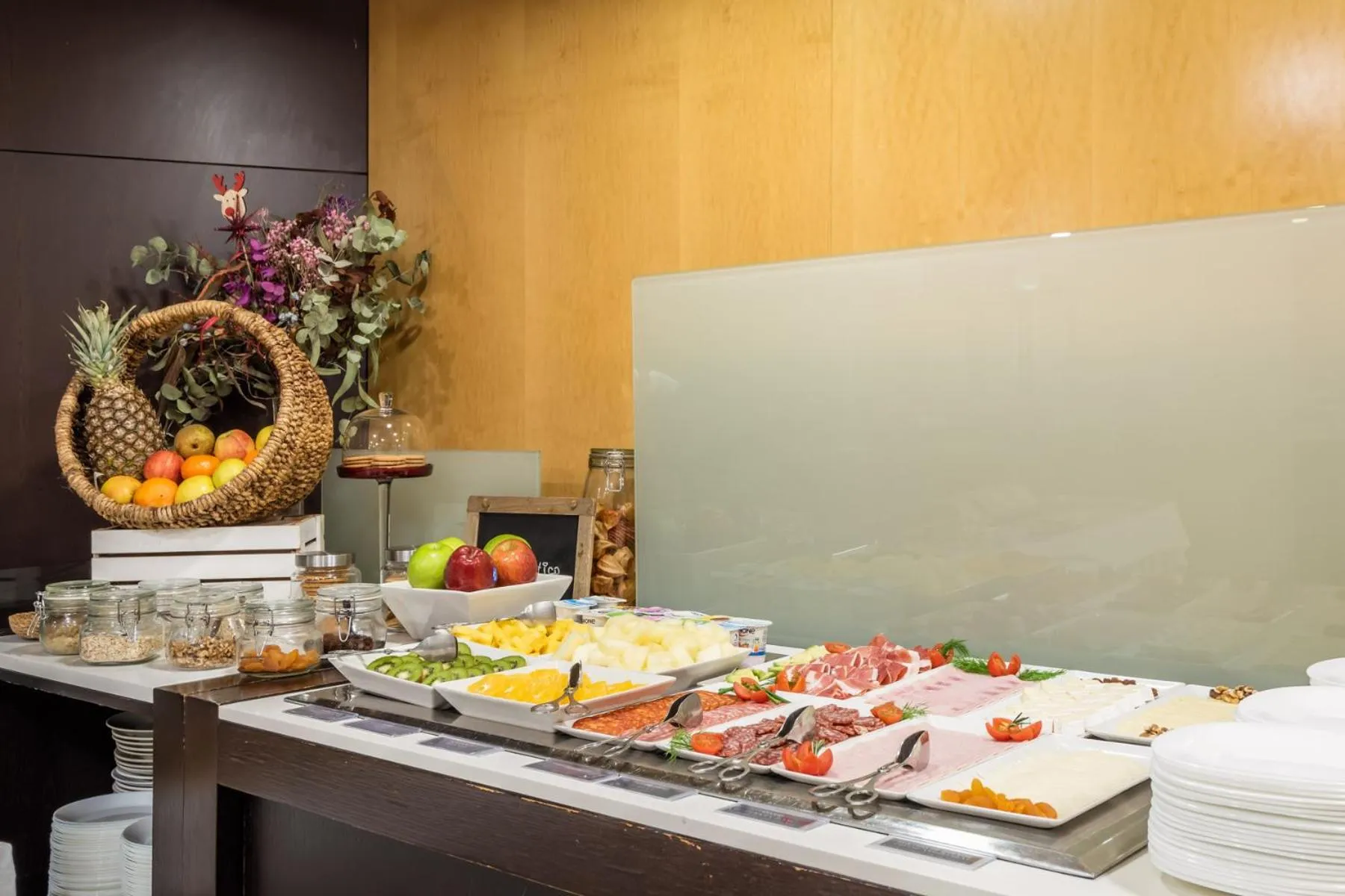 Buffet breakfast in Hotel Madanis