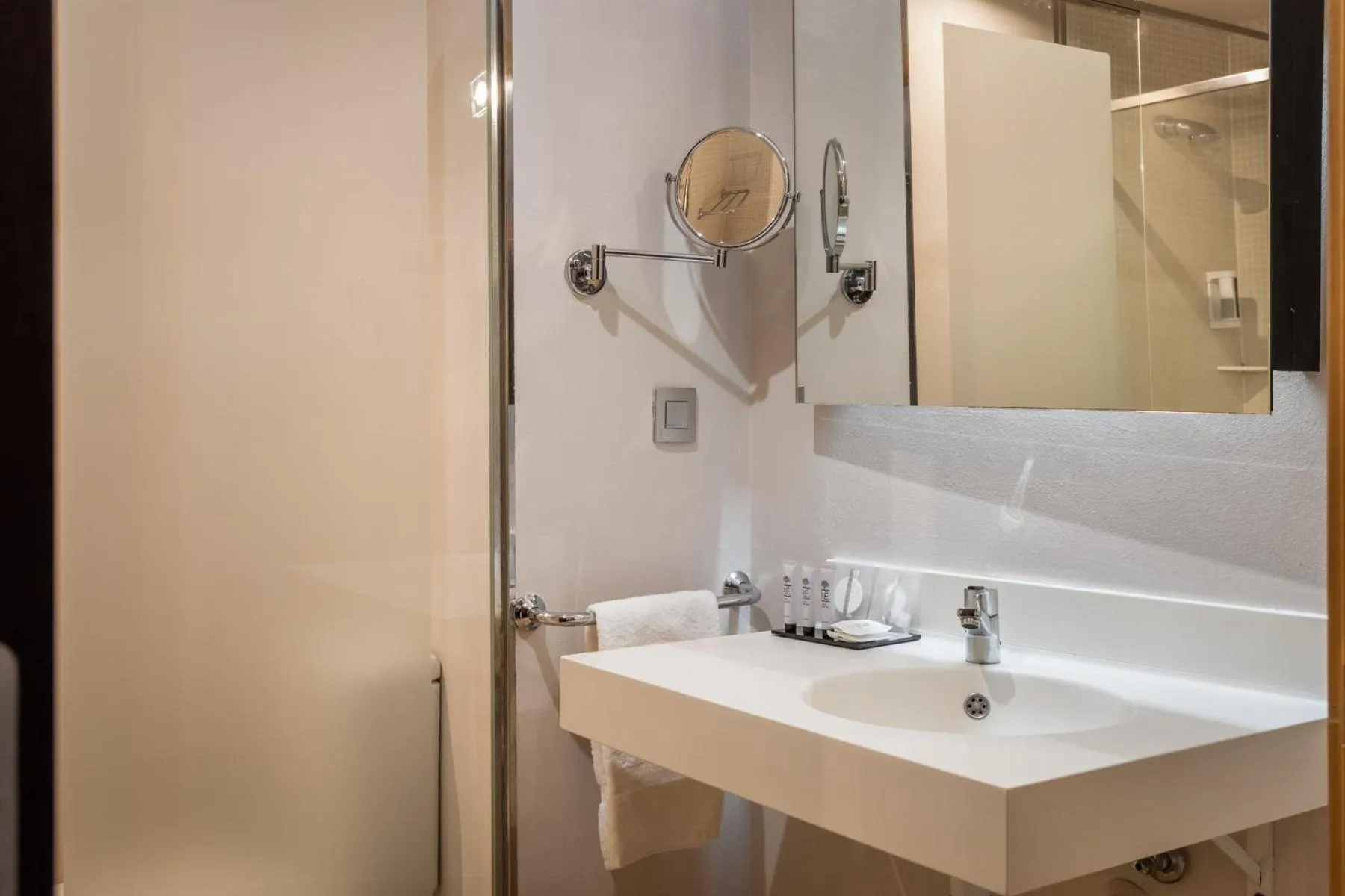 Bathroom in Hotel Madanis