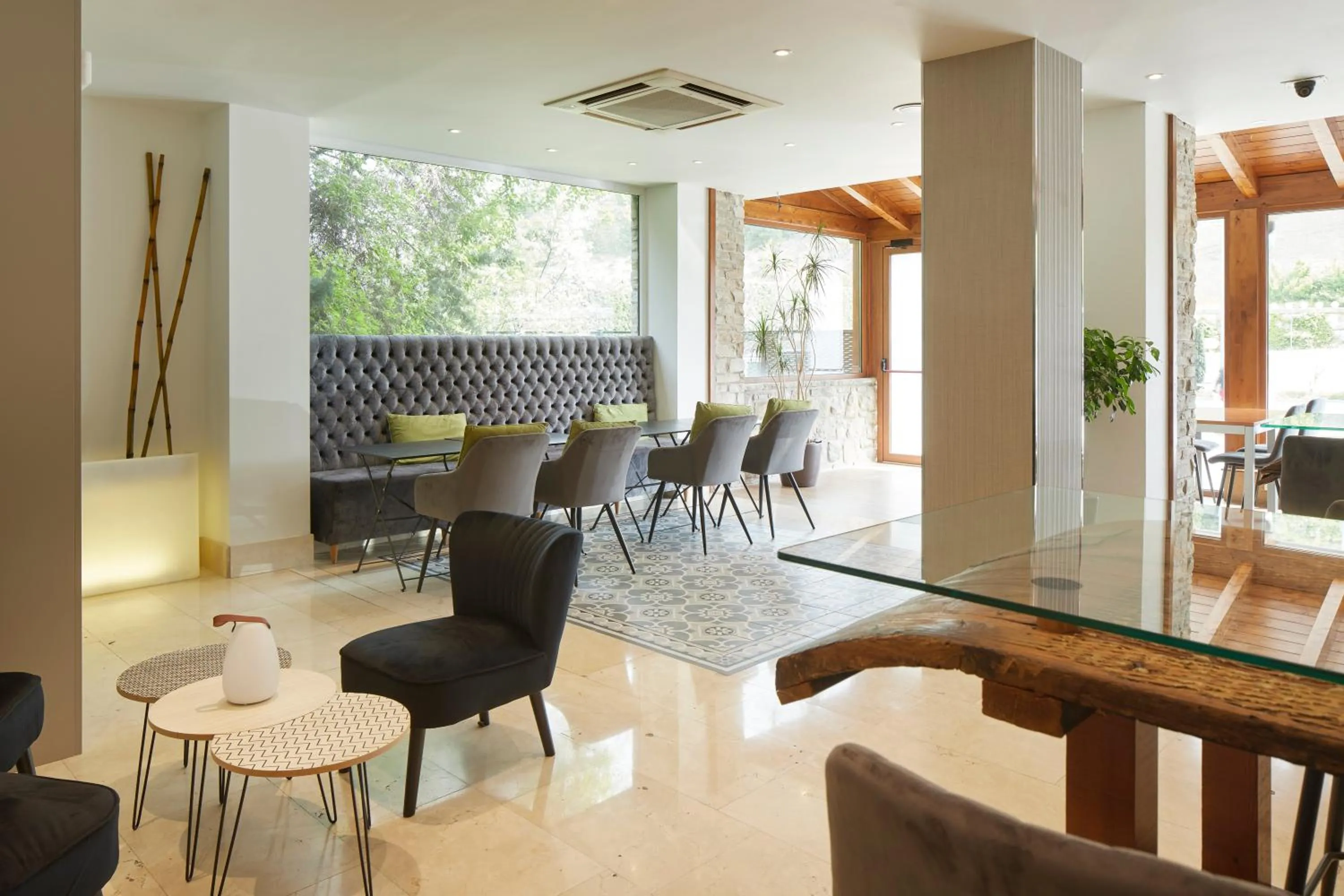 Lobby or reception in Hotel Iriguibel Huarte Pamplona