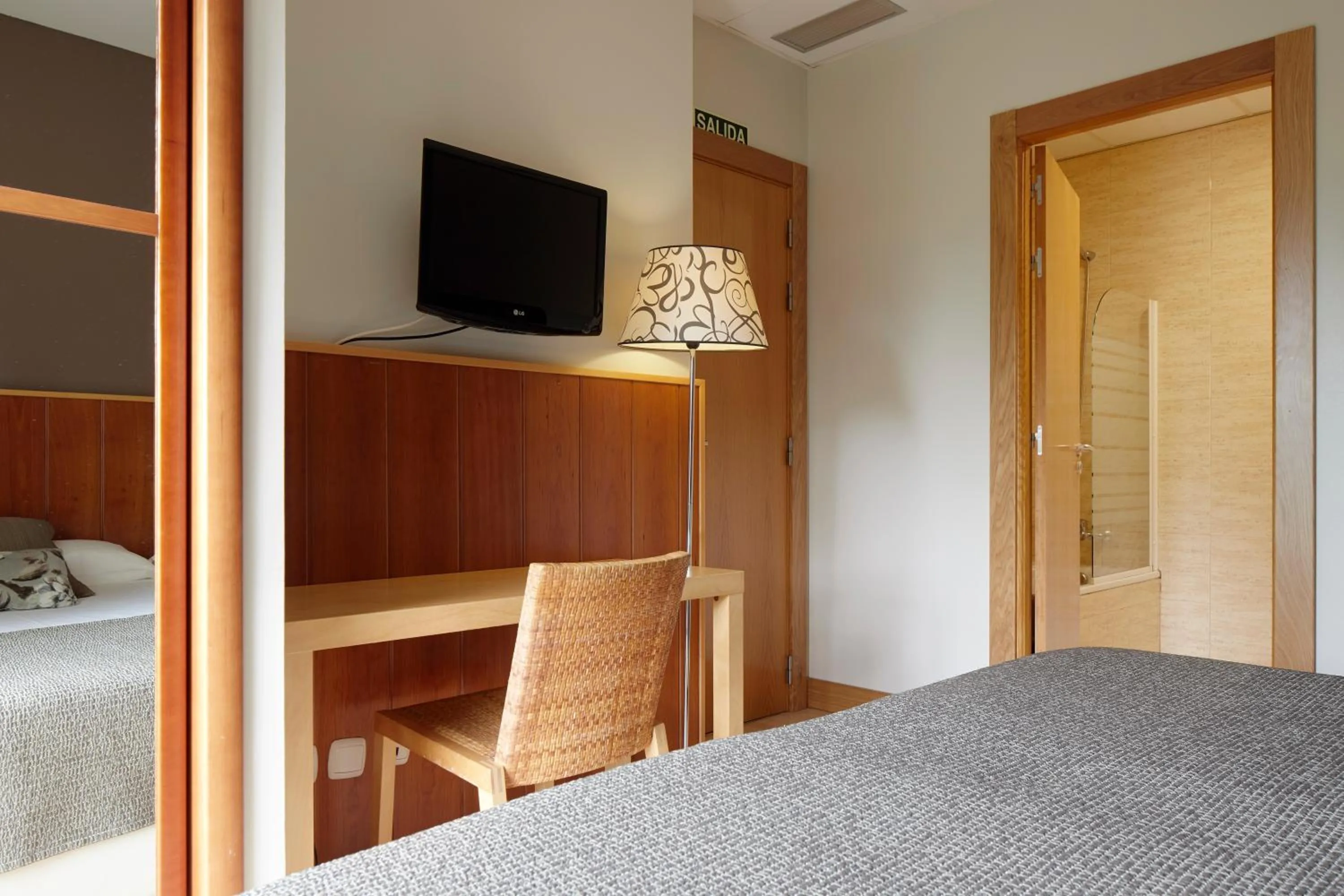 TV and multimedia, Bed in Hotel Iriguibel Huarte Pamplona