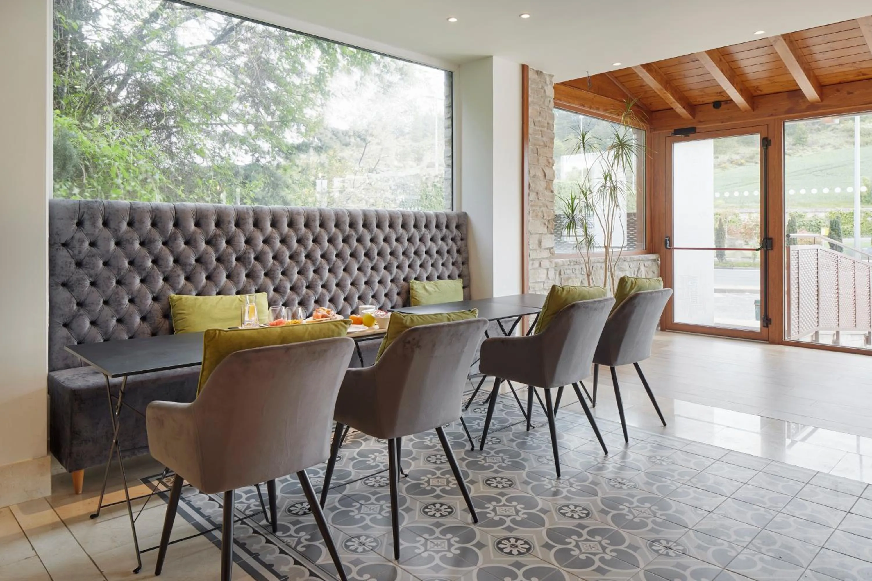 Seating area in Hotel Iriguibel Huarte Pamplona