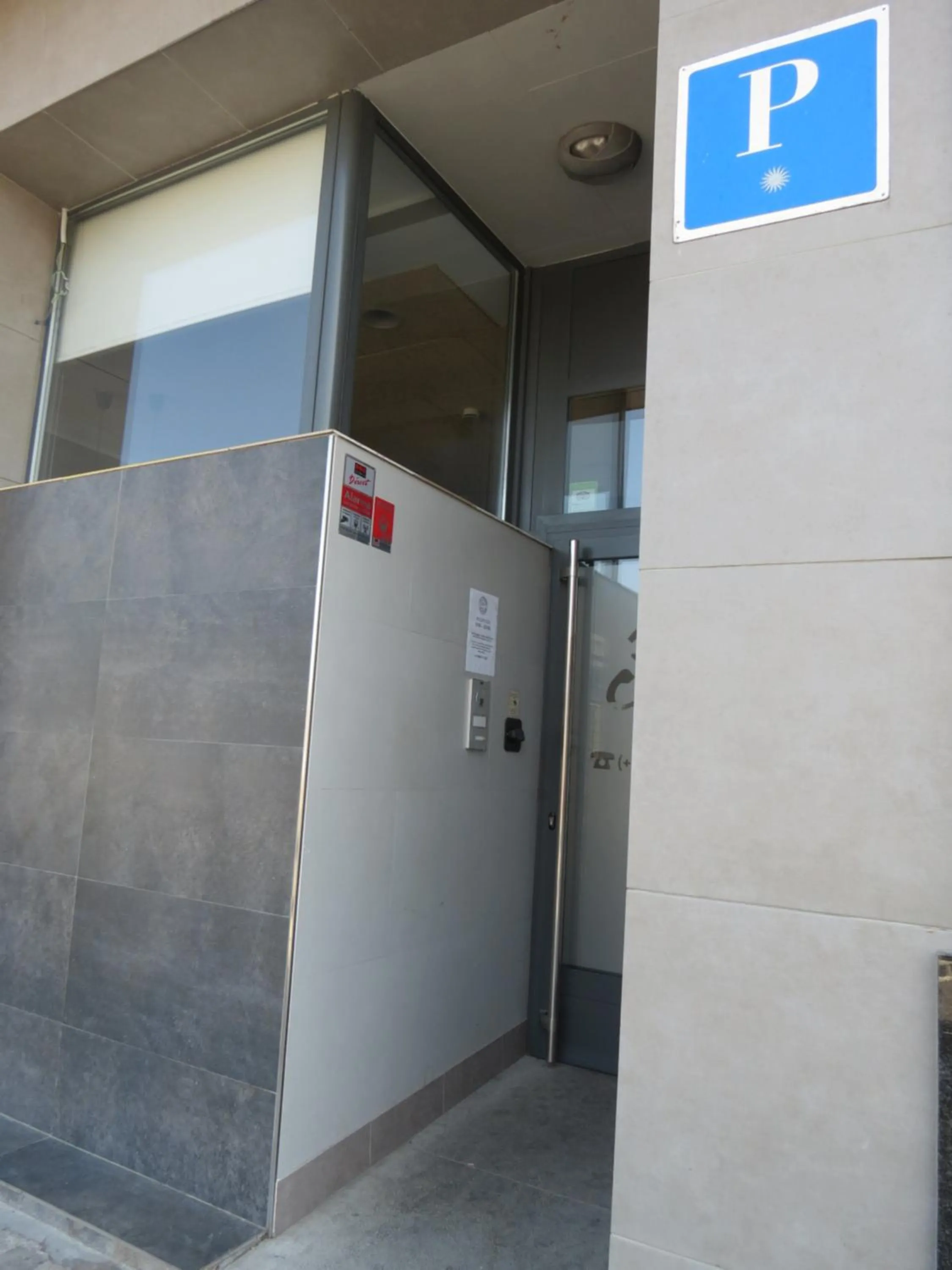 Facade/entrance in Pensión Don Claudio