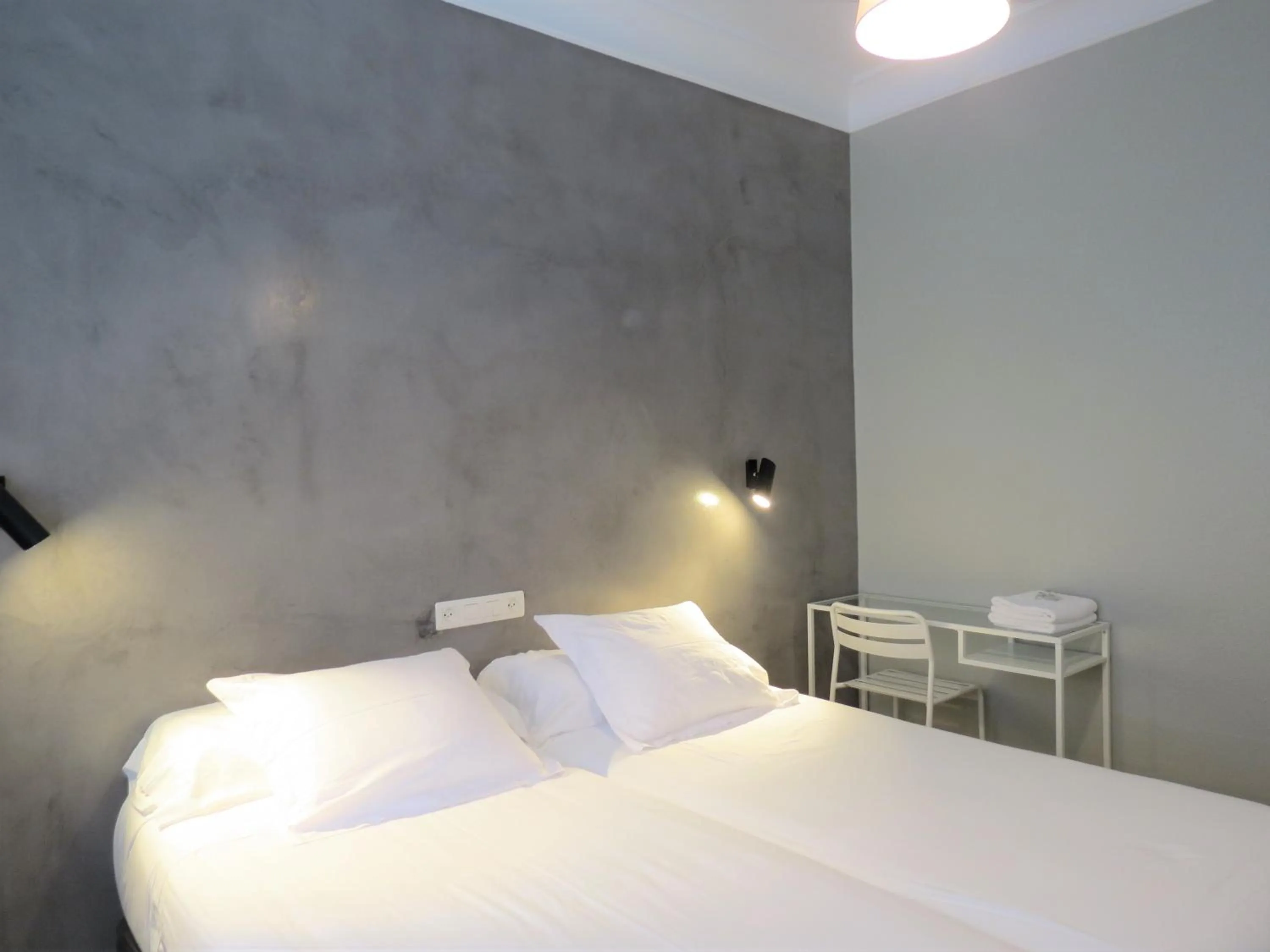 Photo of the whole room, Bed in Pensión Don Claudio