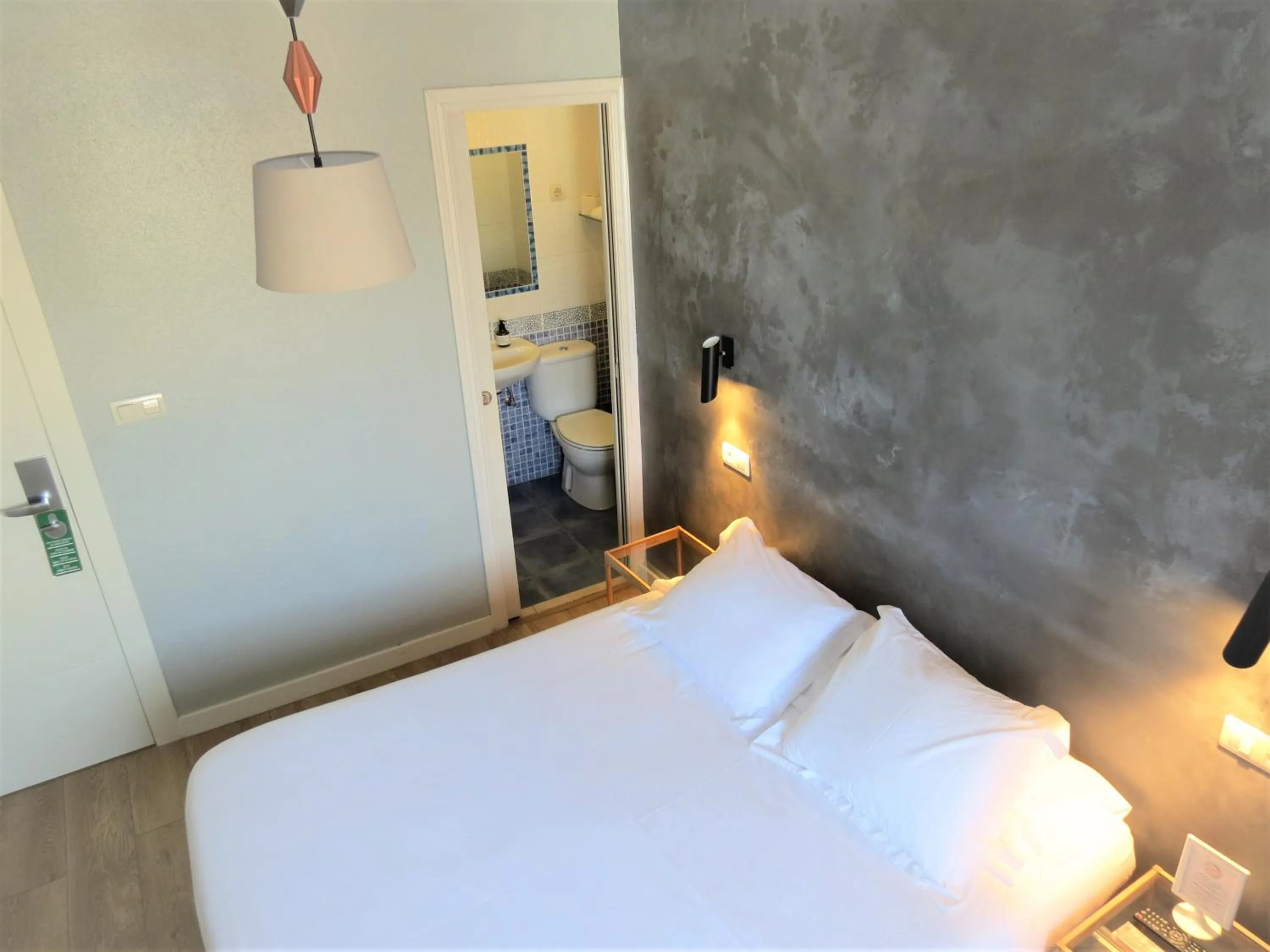 Photo of the whole room, Bed in Pensión Don Claudio