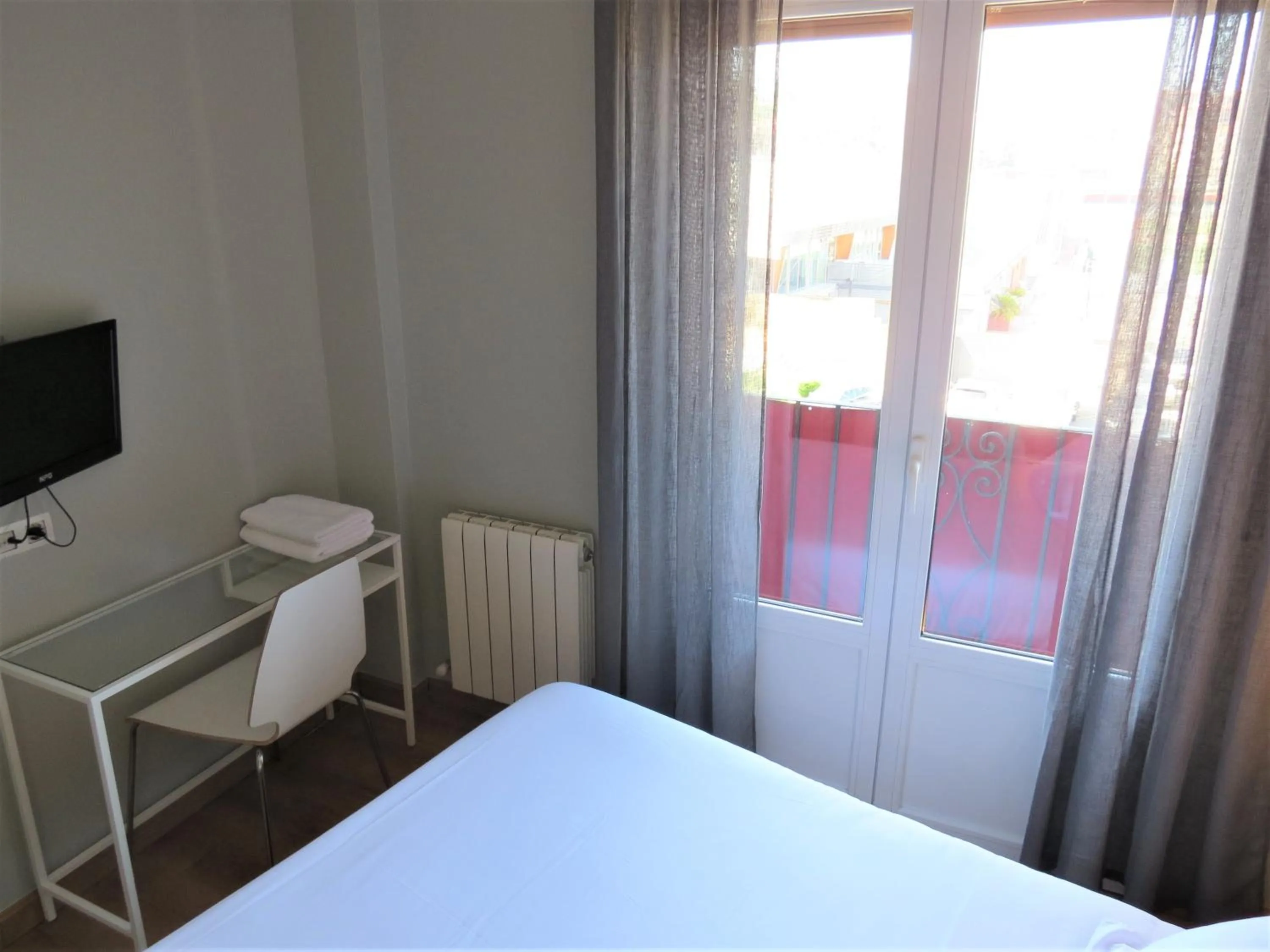 Photo of the whole room, Bed in Pensión Don Claudio