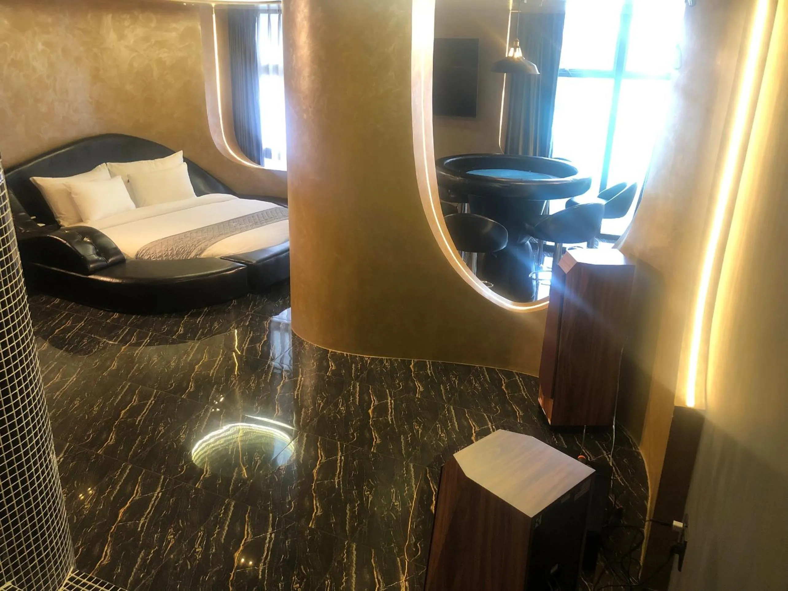 Evening entertainment, Bed in Dazi Signature