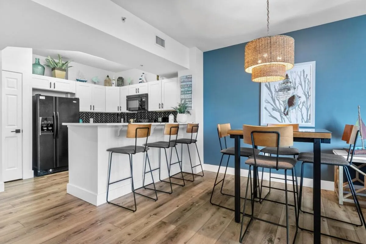 Sunrise Surprise 9th floor 2BR 2 BA King Suite Beach shuttle, heated pool!